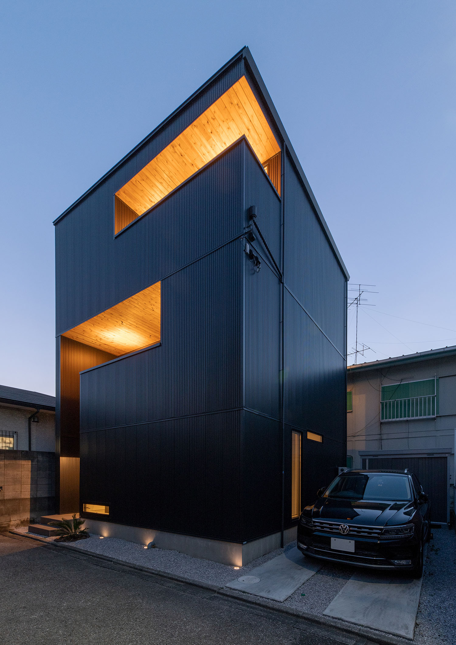 注文住宅・外観・狭小住宅・三階建て・軒天井・ガルバリウム 注文住宅・デザイン住宅建築実例_『CASE720 S×S』_外観