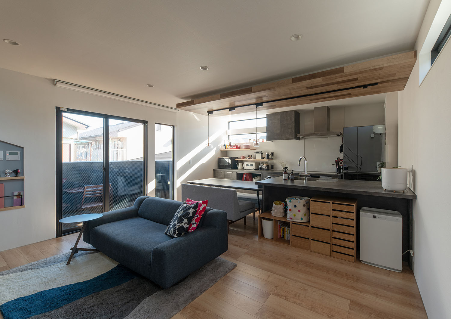 注文住宅・LDK・アーバンスタイル・バルコニーとつながる・キッチンの下がり天井 注文住宅・デザイン住宅建築実例_『CASE720 S×S』_LDK