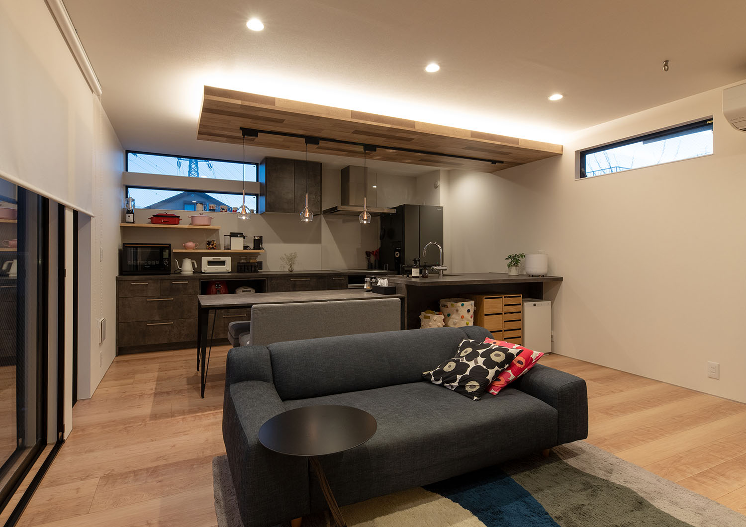 注文住宅・LDK・アーバンスタイル・キッチンの下がり天井・一体型キッチン・Ⅱ型キッチン 注文住宅・デザイン住宅建築実例_『CASE720 S×S』_LDK