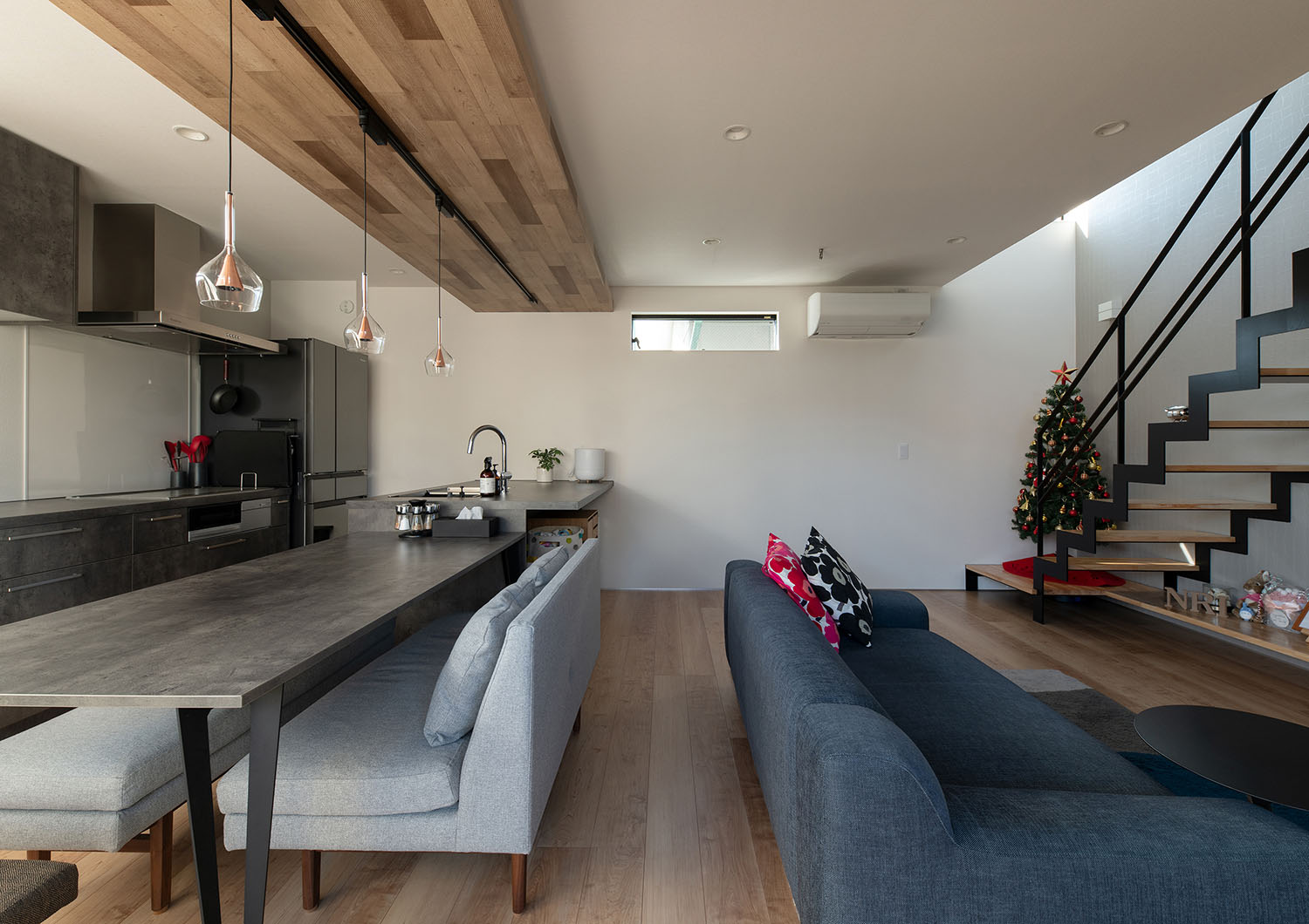 注文住宅・LDK・アーバンスタイル・リビングイン階段・スリット窓・キッチンの下がり天井 注文住宅・デザイン住宅建築実例_『CASE720 S×S』_LDK