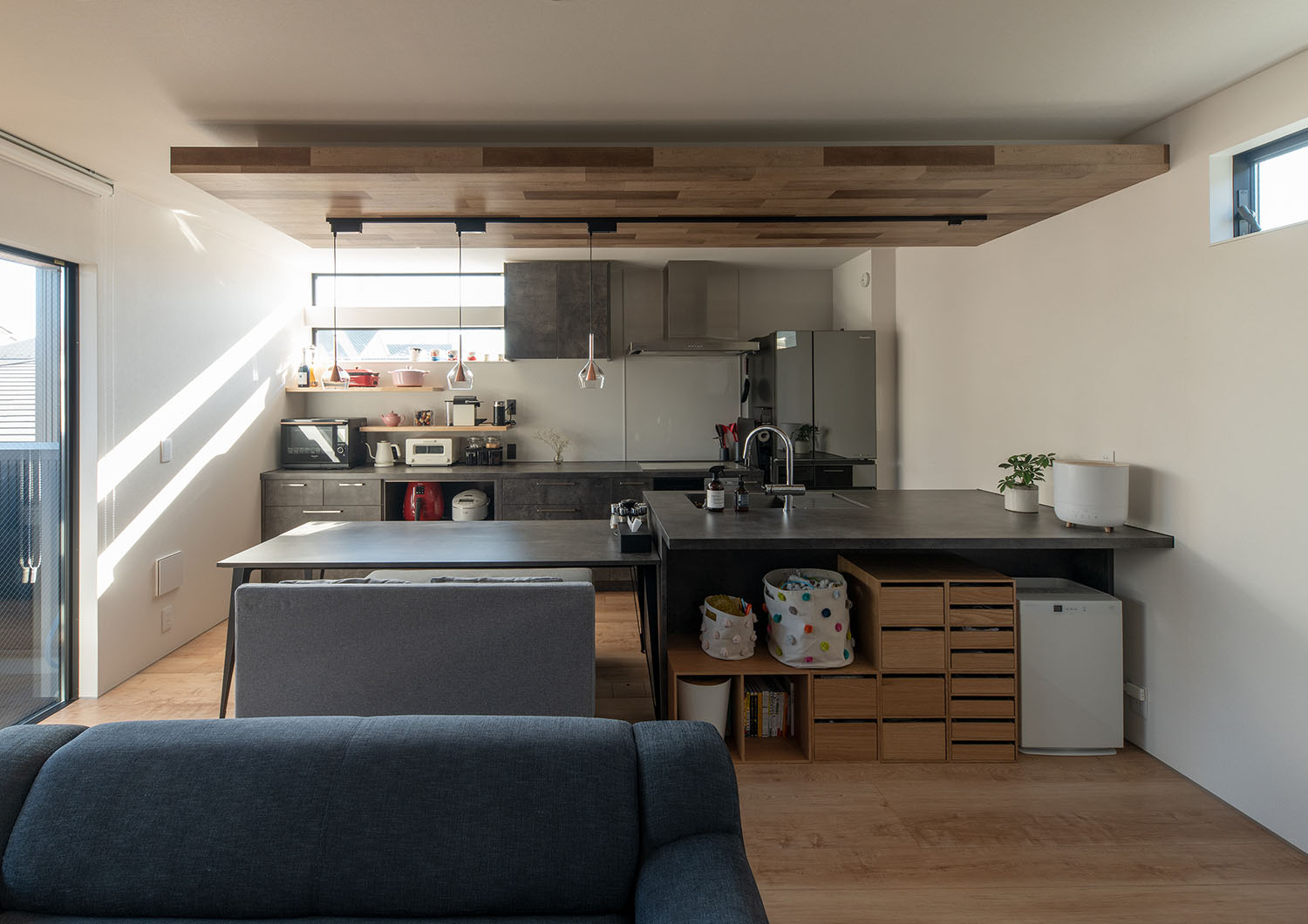 注文住宅・LDK・キッチンの下がり天井・一体型キッチン・Ⅱ型キッチン 注文住宅・デザイン住宅建築実例_『CASE720 S×S』_キッチン