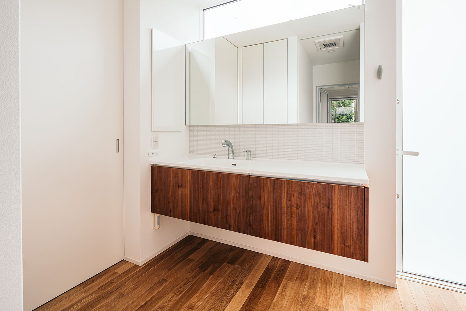 注文住宅・洗面所・白を基調とした・清潔感のある 注文住宅・デザイン住宅建築実例_『CASE721 落ち着きのある家』_浴室・洗面所
