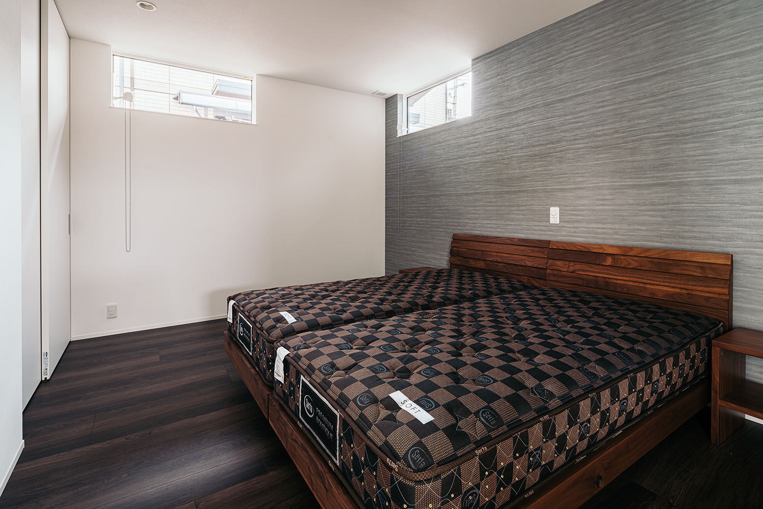 注文住宅・寝室・スリット窓・アクセントクロス・平屋 注文住宅・デザイン住宅建築実例_『CASE721 落ち着きのある家』_寝室