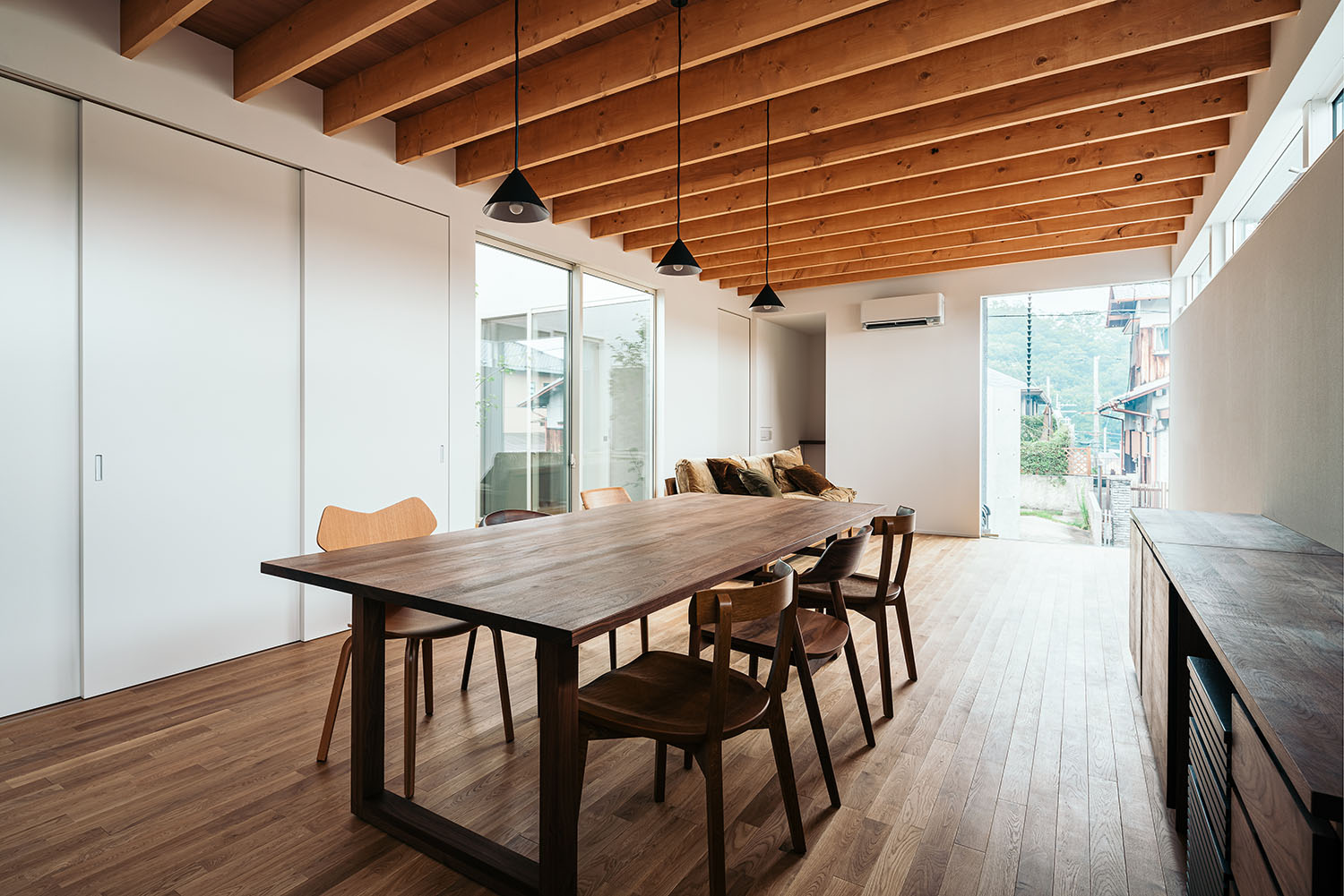 注文住宅・LDK・平屋・中庭とつながる・ナチュラル・木の温もり 注文住宅・デザイン住宅建築実例_『CASE721 落ち着きのある家』_LDK