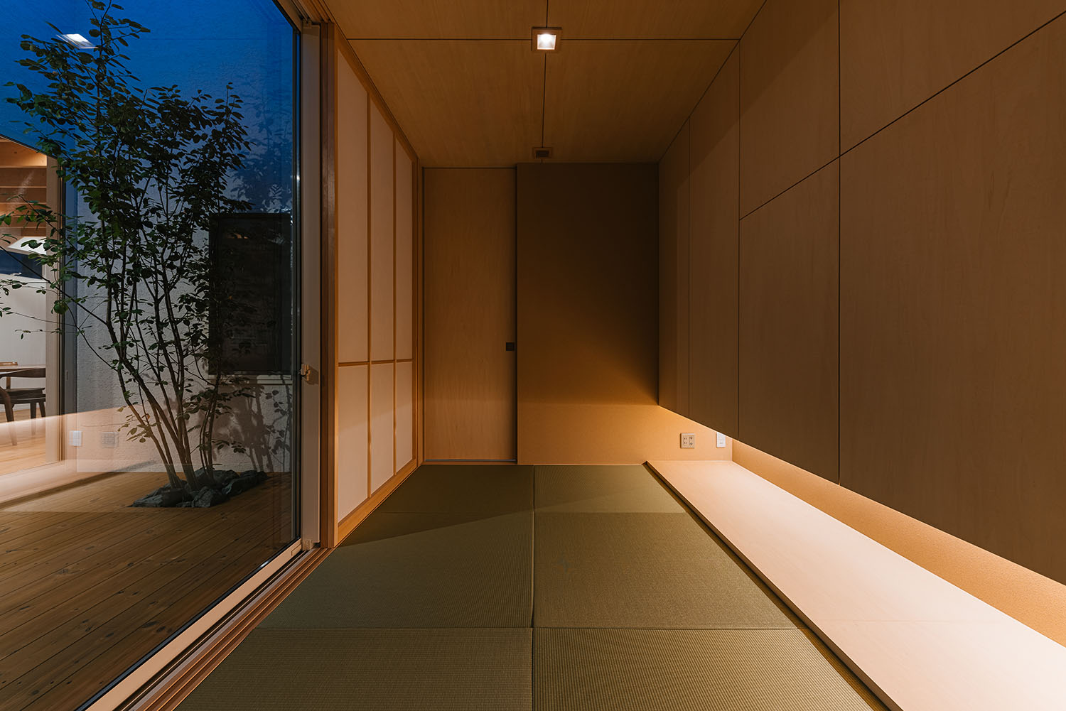 注文住宅・和室・琉球畳・中庭が見える・モダン・足元照明・平屋 注文住宅・デザイン住宅建築実例_『CASE721 落ち着きのある家』_和室