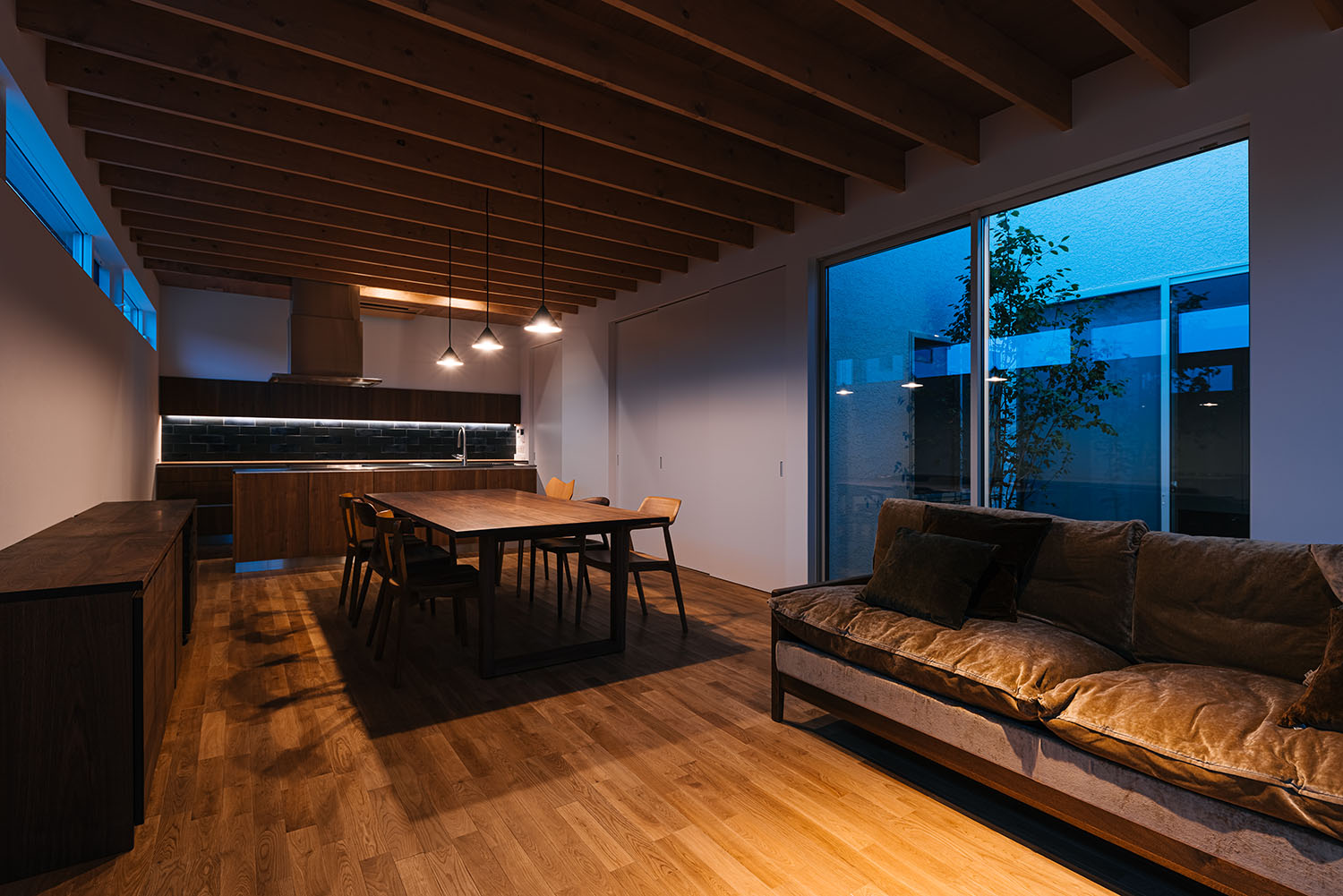 注文住宅・LDK・平屋・中庭とつながる・ナチュラル・木の温もり 注文住宅・デザイン住宅建築実例_『CASE721 落ち着きのある家』_LDK