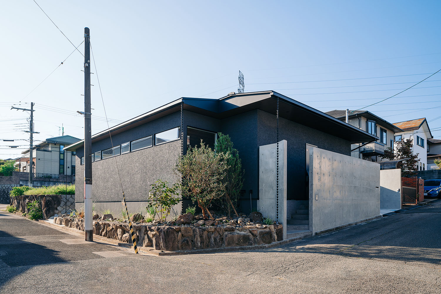 注文住宅・外観・平屋・角地・住宅街に建つ・黒を基調とした 注文住宅・デザイン住宅建築実例_『CASE721 落ち着きのある家』_外観