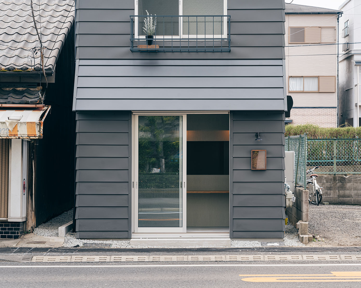 注文住宅・外観・三階建て・狭小住宅・シンプル・黒 注文住宅・デザイン住宅建築実例_『CASE722 虹の栖』_外観