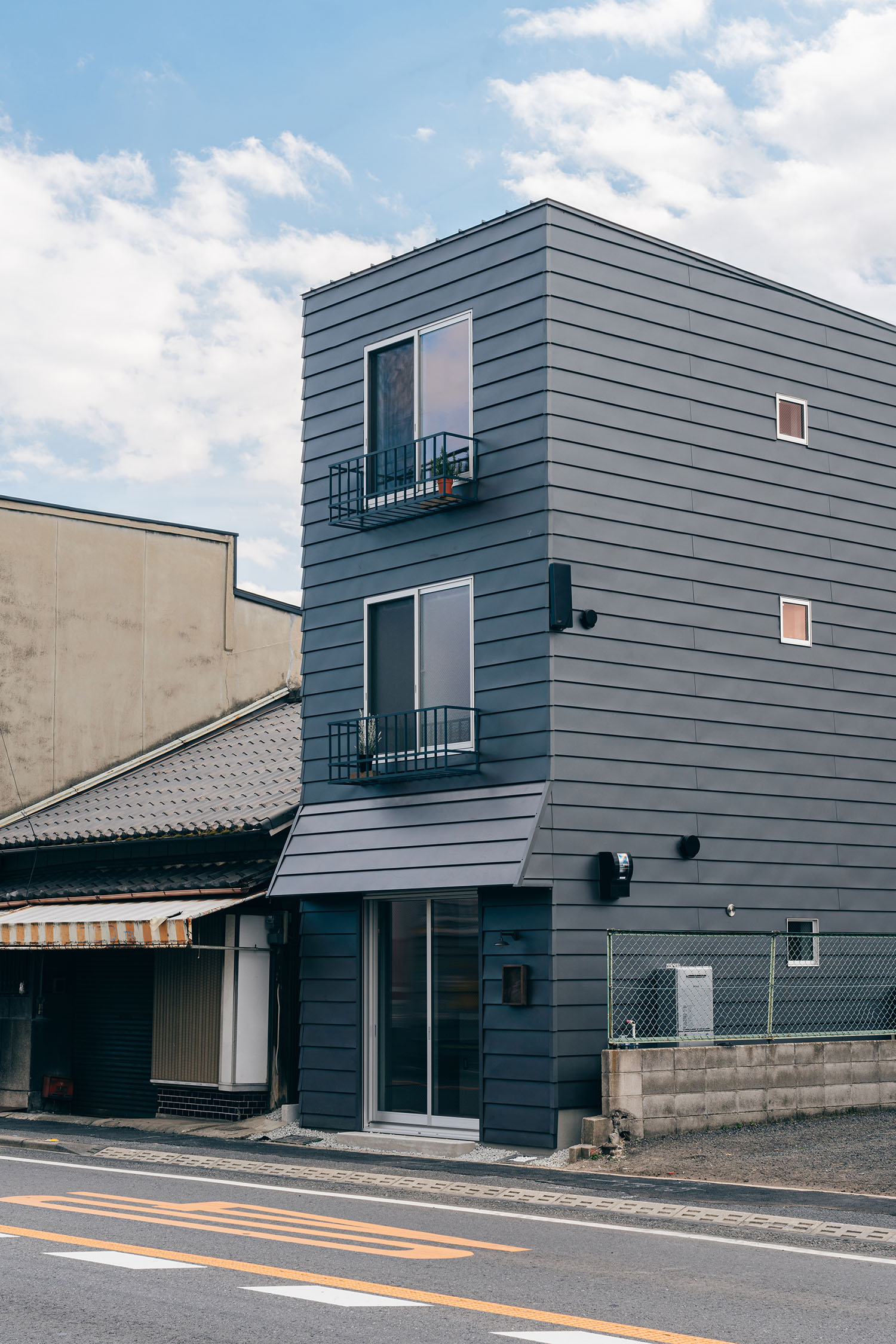 注文住宅・外観・三階建て・狭小住宅・シンプル・黒 注文住宅・デザイン住宅建築実例_『CASE722 虹の栖』_外観