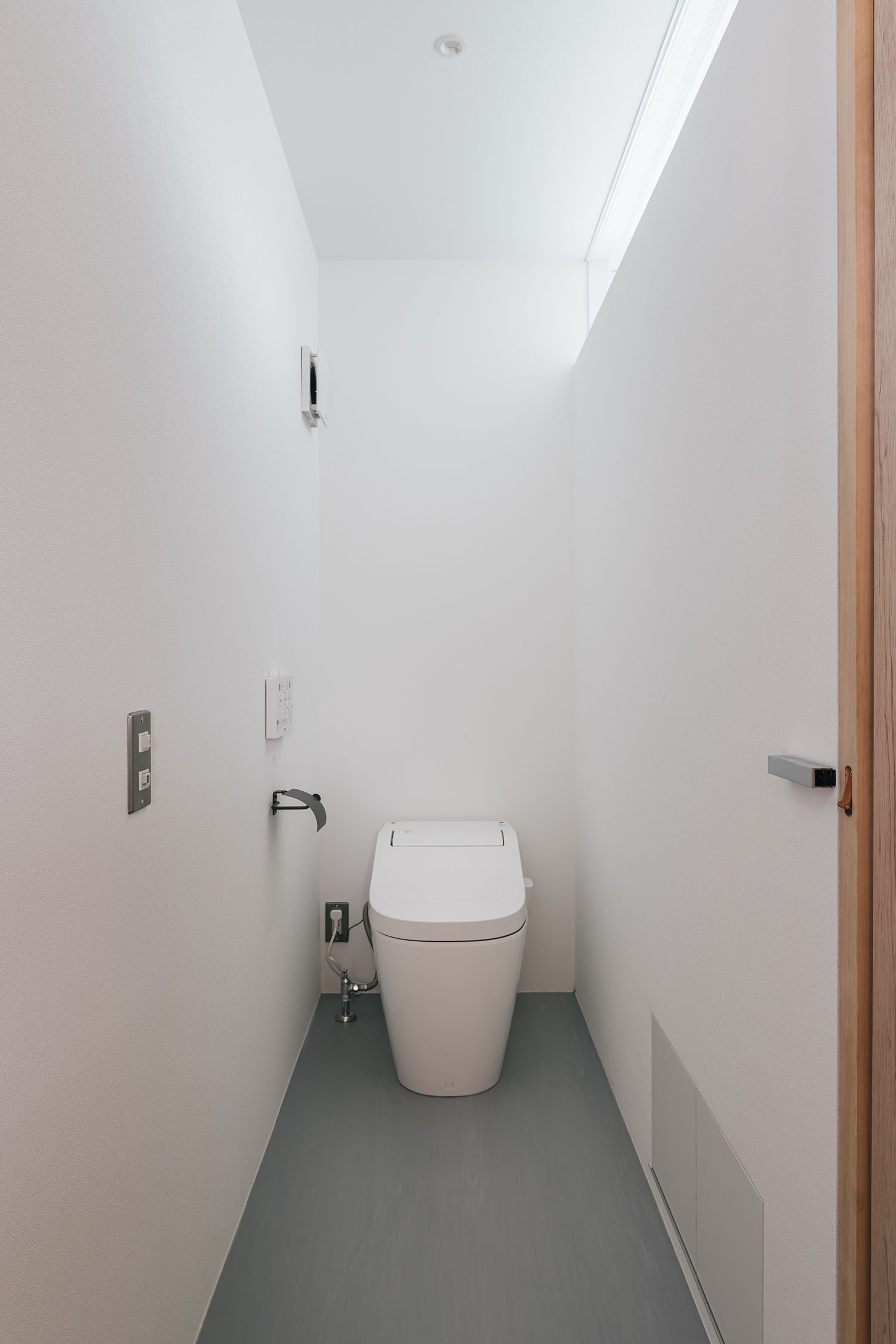 注文住宅・トイレ・白・シンプル・明るい 注文住宅・デザイン住宅建築実例_『CASE722 虹の栖』_トイレ