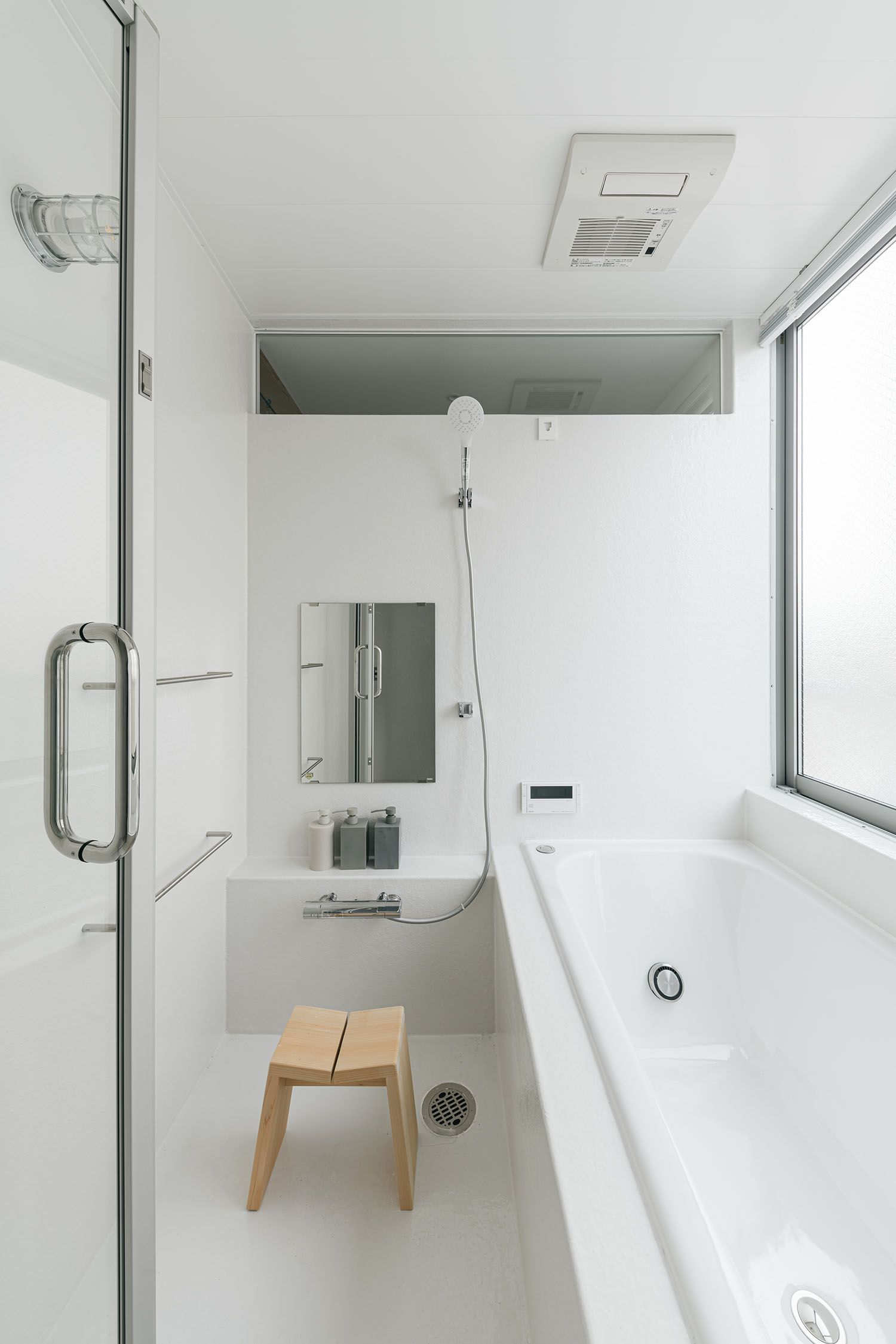 注文住宅・浴室・白・ガラス扉・明るい 注文住宅・デザイン住宅建築実例_『CASE722 虹の栖』_浴室・洗面所