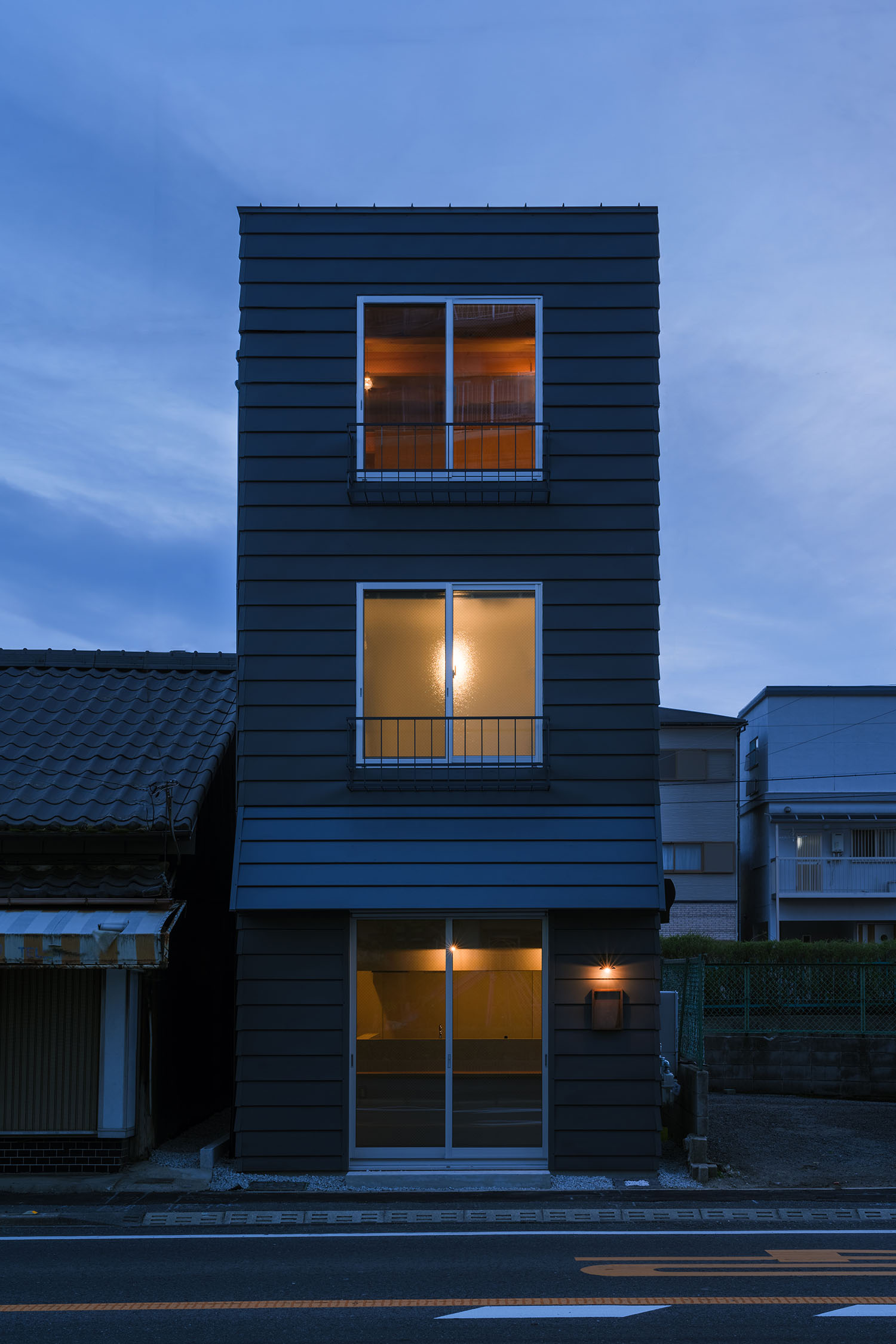 注文住宅・外観・三階建て・狭小住宅・シンプル・黒 注文住宅・デザイン住宅建築実例_『CASE722 虹の栖』_外観