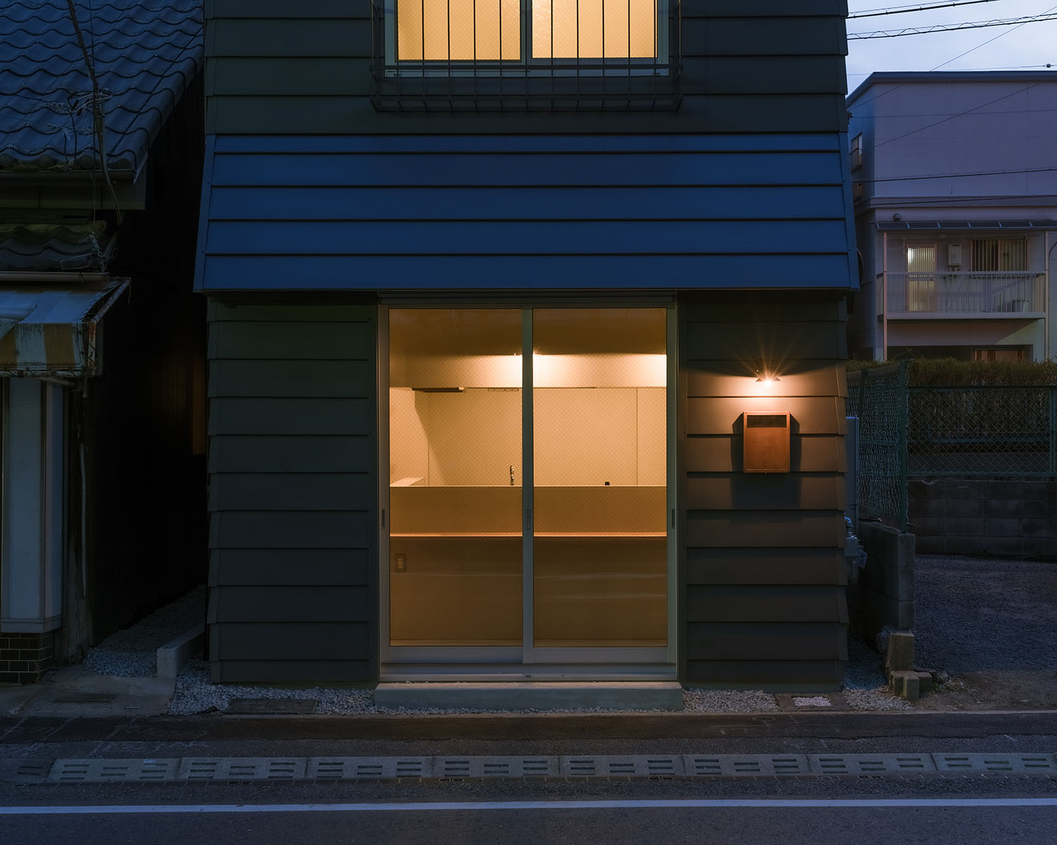 注文住宅・外観・三階建て・狭小住宅・引き戸の玄関・シンプル 注文住宅・デザイン住宅建築実例_『CASE722 虹の栖』_外観