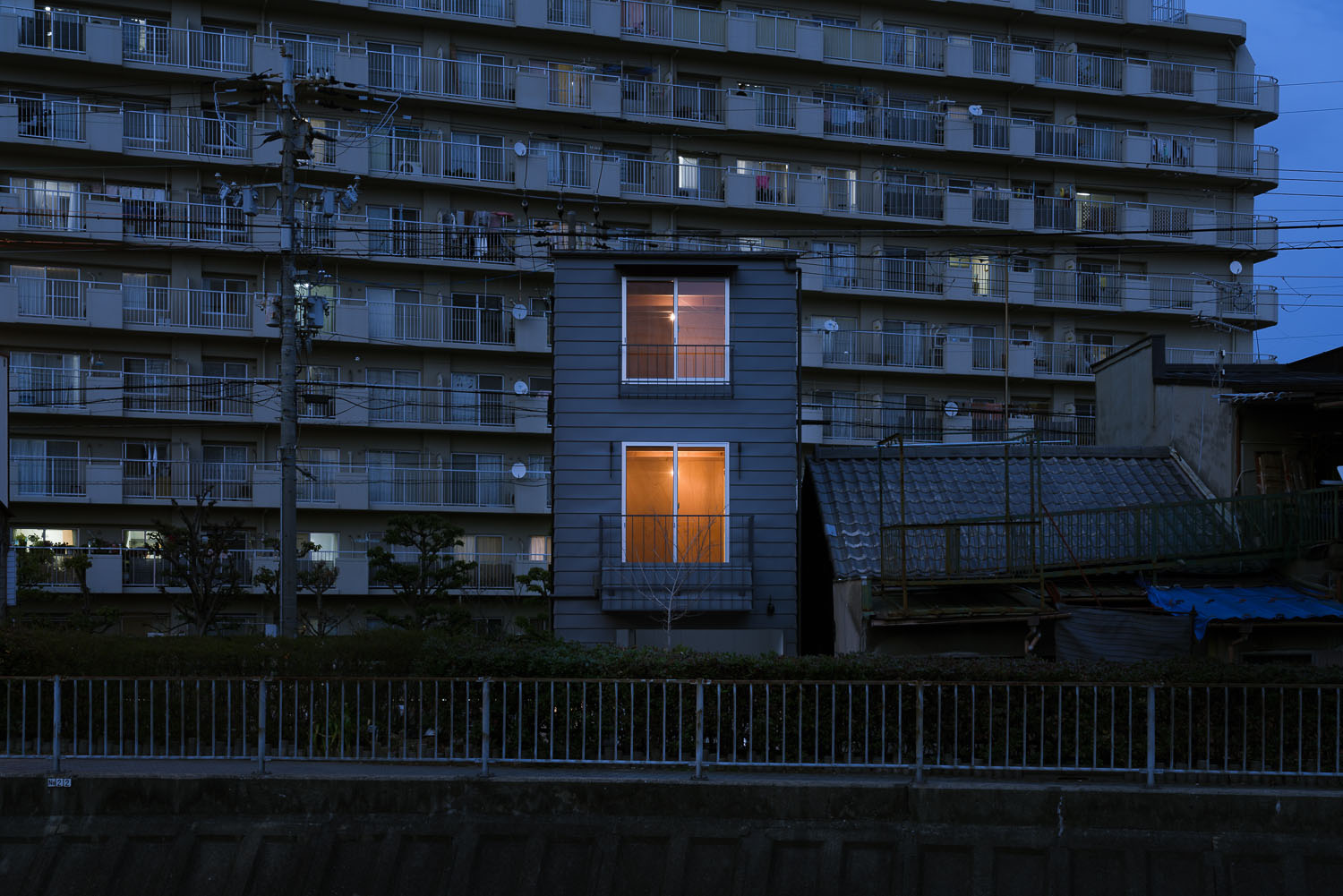 注文住宅・外観・三階建て・狭小住宅・シンプル・黒 注文住宅・デザイン住宅建築実例_『CASE722 虹の栖』_外観