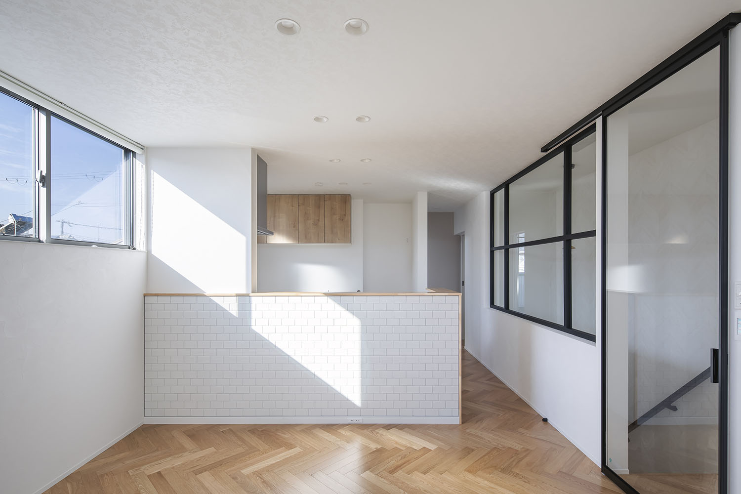 注文住宅・LDK・白を基調とした・ナチュラル・ガラス扉・ヘリンボーン柄の床 注文住宅・デザイン住宅建築実例_『CASE723 rise』_LDK