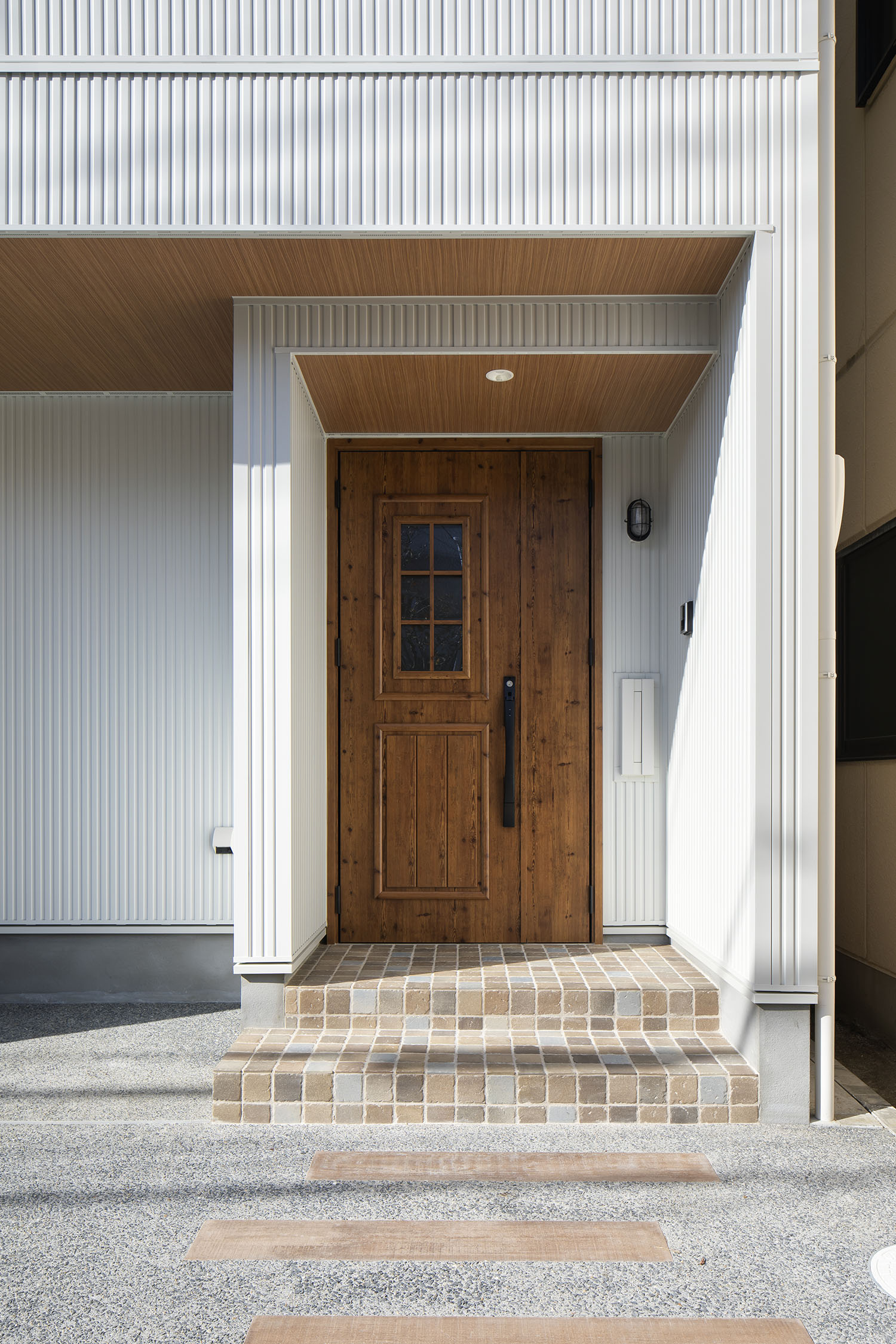 注文住宅・外観・玄関扉・北欧風・木製・ガラス・タイル 注文住宅・デザイン住宅建築実例_『CASE723 rise』_外観