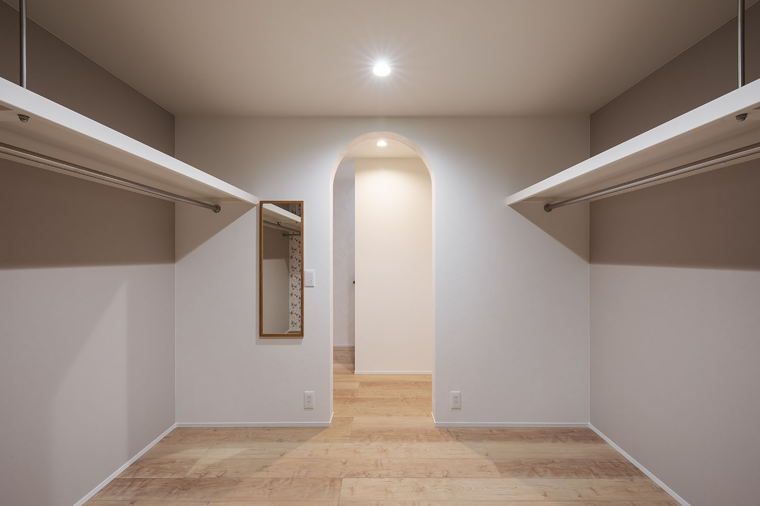 注文住宅・ウォークインクローゼット・入口がアーチ・ナチュラル 注文住宅・デザイン住宅建築実例_『CASE723 rise』_ウォークインクローゼット