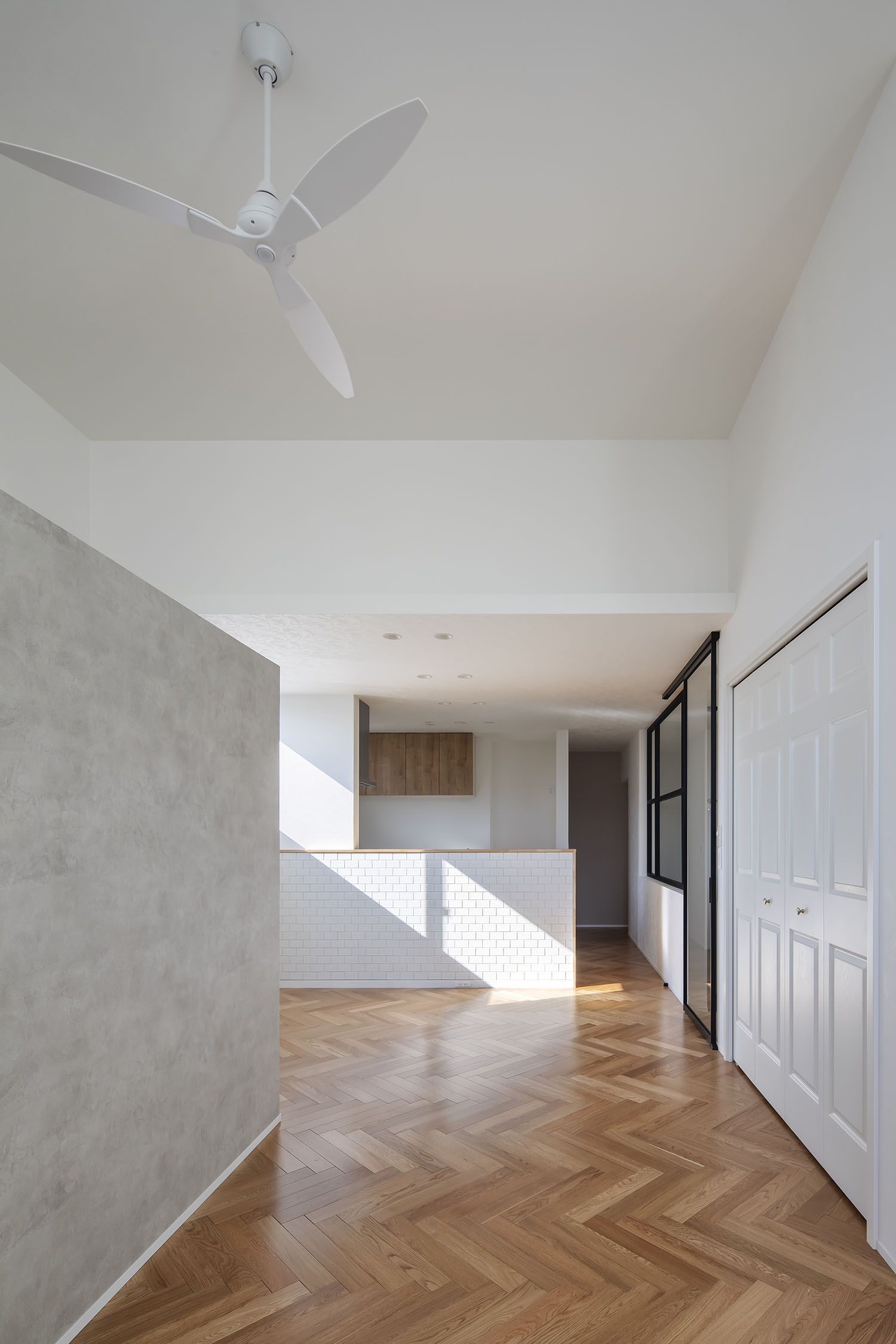 注文住宅・LDK・ヘリンボーン柄の床・ワークスペース・白を基調とした 注文住宅・デザイン住宅建築実例_『CASE723 rise』_LDK