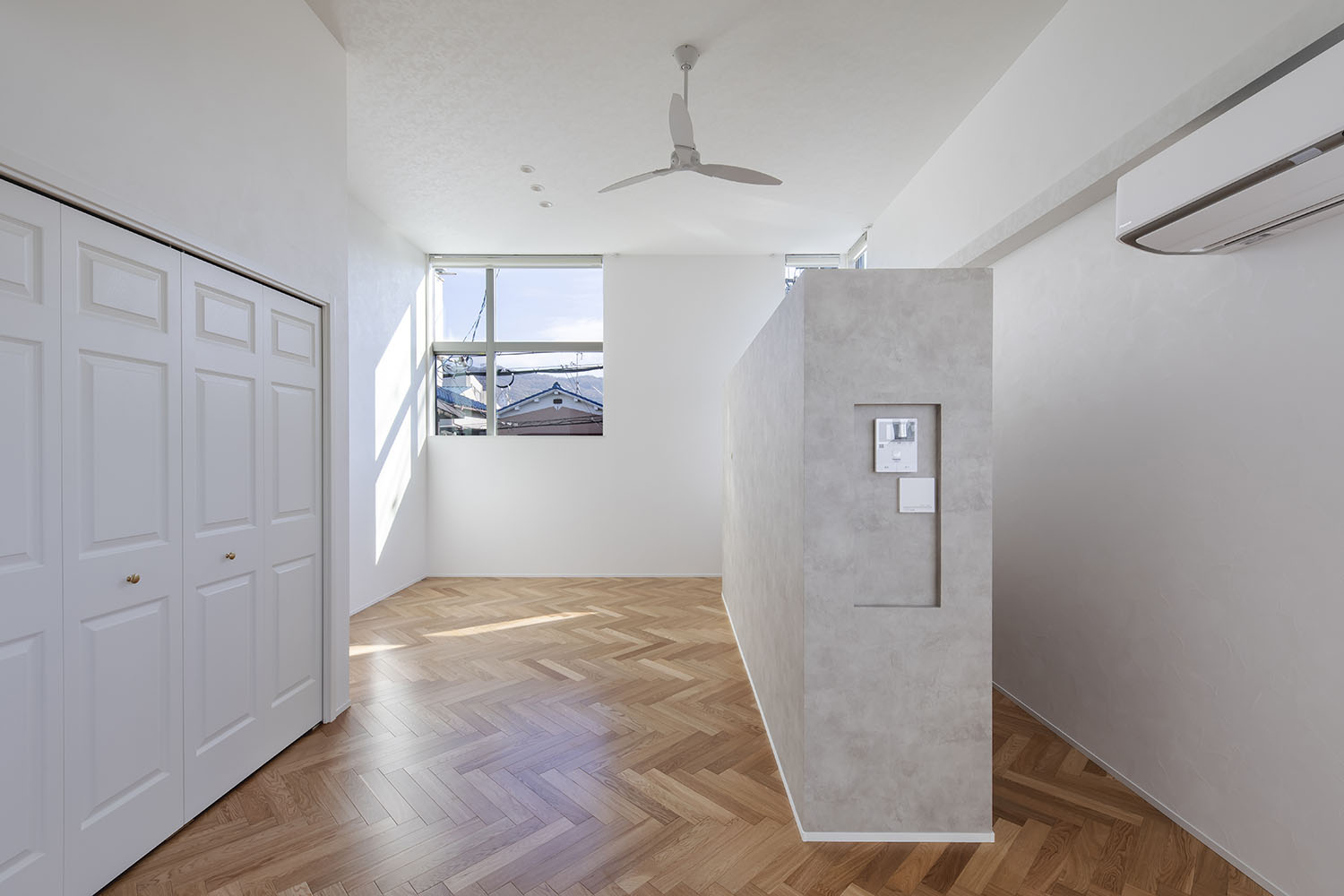 注文住宅・LDK・白を基調とした・ワークスペース・ヘリンボーン柄の床・スイッチニッチ 注文住宅・デザイン住宅建築実例_『CASE723 rise』_LDK