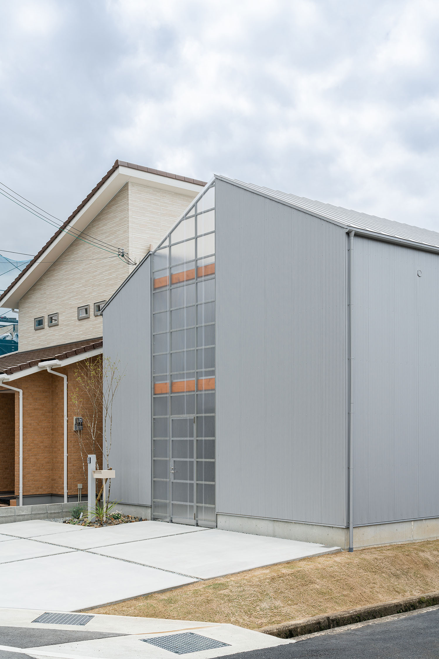 注文住宅・外観・中庭のある家・シルバー・ガルバリウム鋼板 注文住宅・デザイン住宅建築実例_『CASE724 橿原の家』_外観