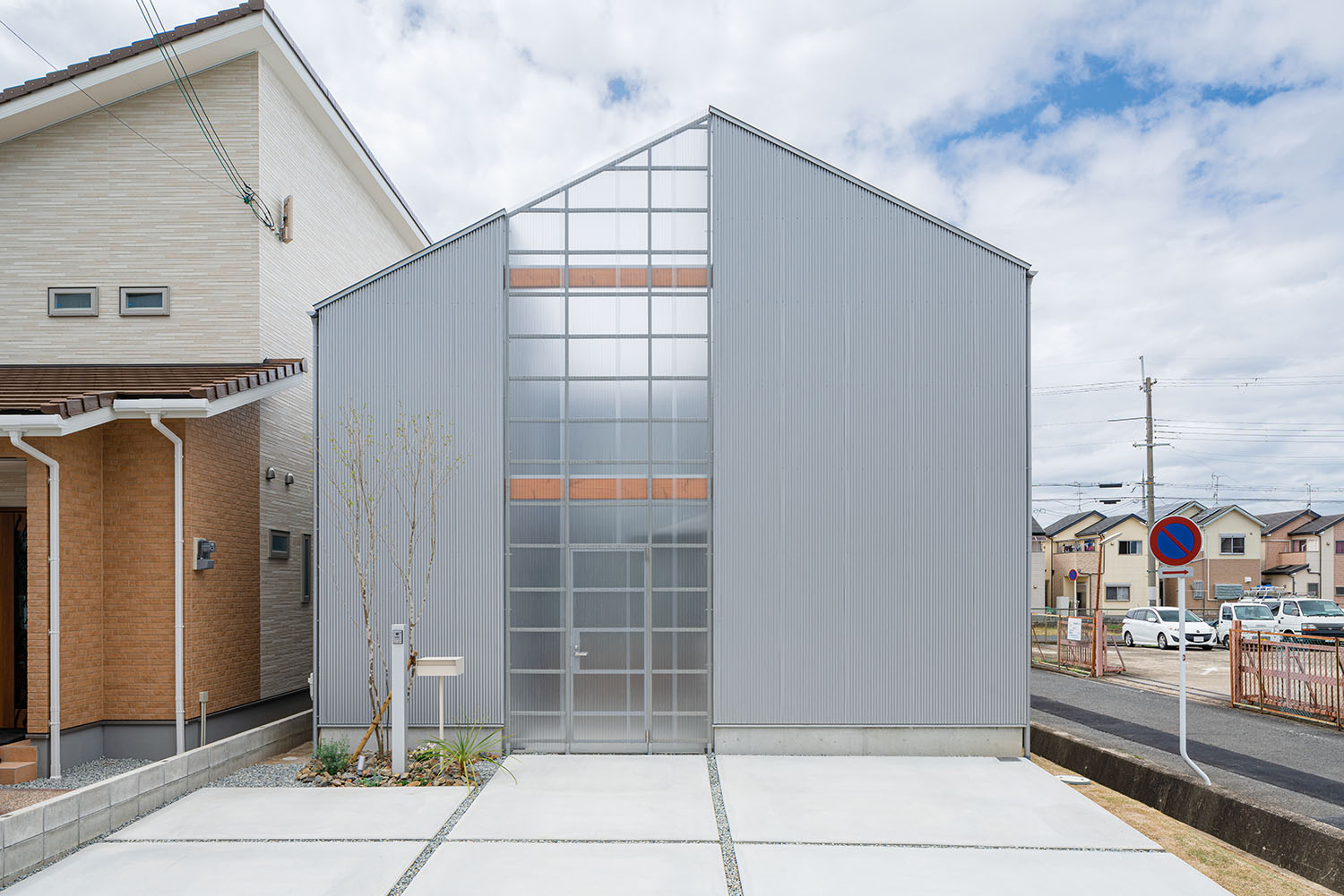 注文住宅・外観・中庭のある家・シルバー・ガルバリウム鋼板 注文住宅・デザイン住宅建築実例_『CASE724 橿原の家』_外観