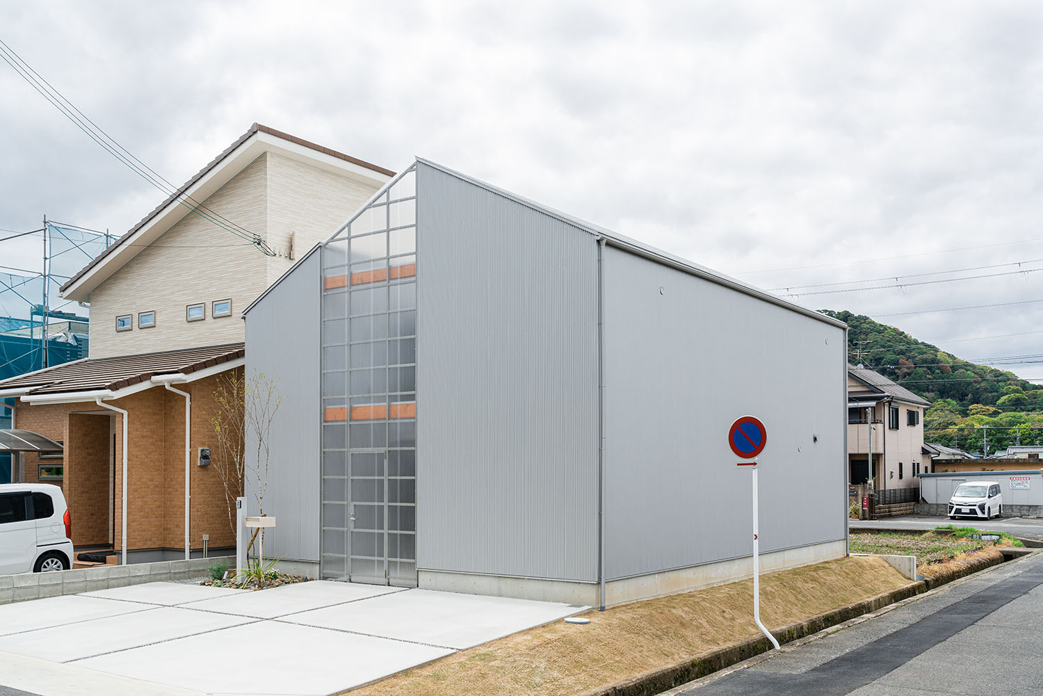 注文住宅・外観・中庭のある家・シルバー・ガルバリウム鋼板 注文住宅・デザイン住宅建築実例_『CASE724 橿原の家』_外観