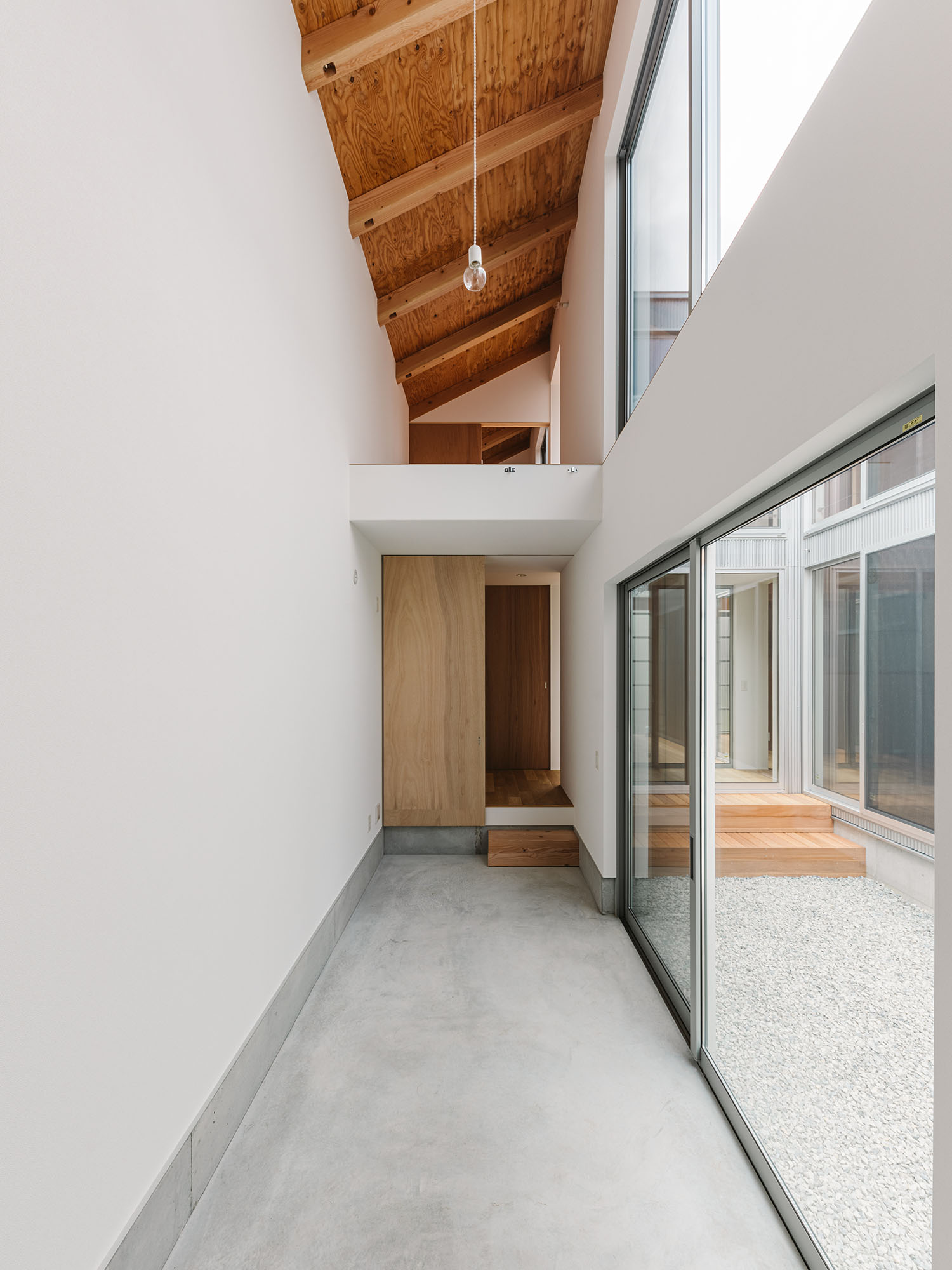 注文住宅・玄関・モルタル・白を基調とした・中庭が見える 注文住宅・デザイン住宅建築実例_『CASE724 橿原の家』_玄関