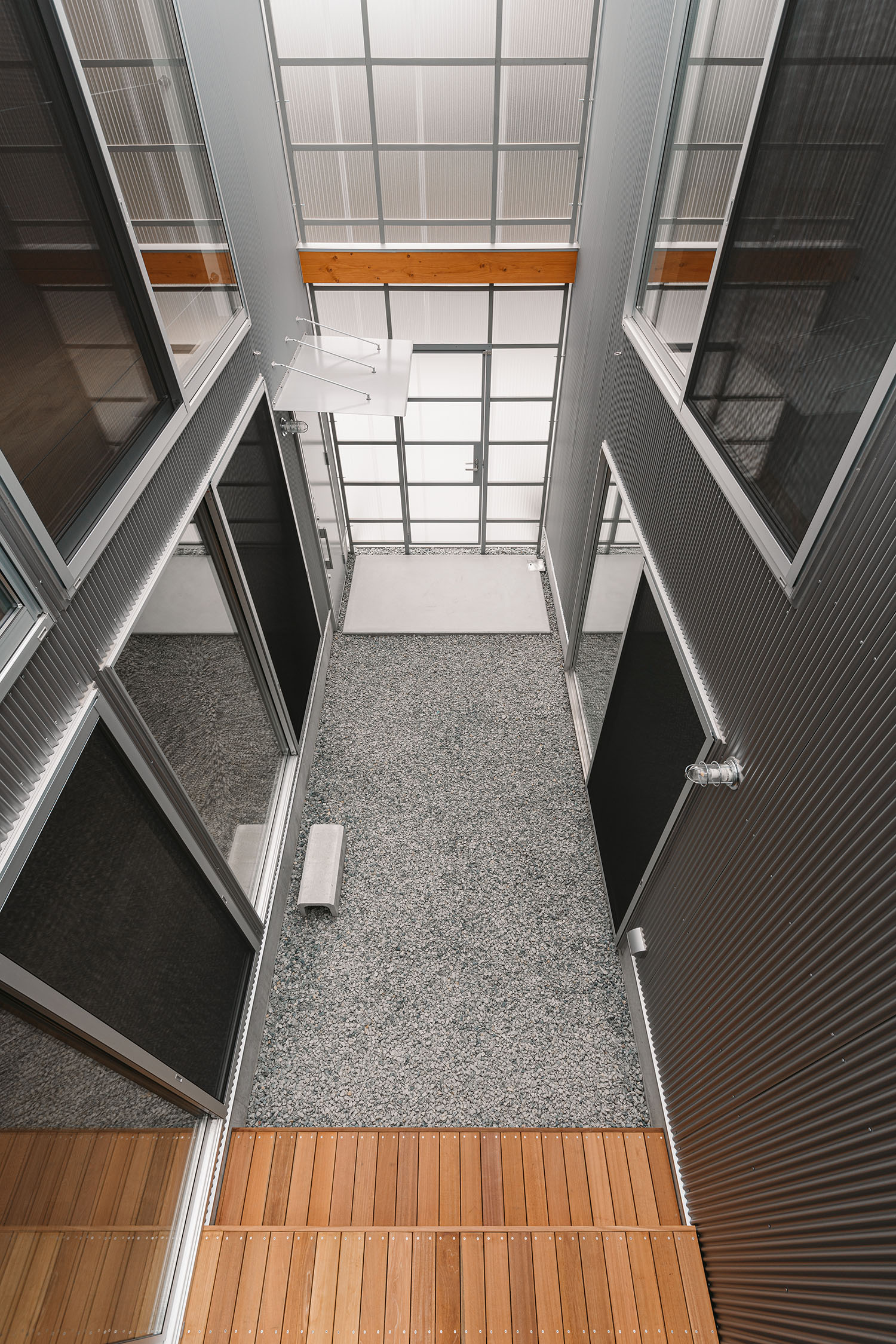 注文住宅・中庭・プライバシー性の高い・ウッドデッキ・砂利・二棟分棟 注文住宅・デザイン住宅建築実例_『CASE724 橿原の家』_中庭