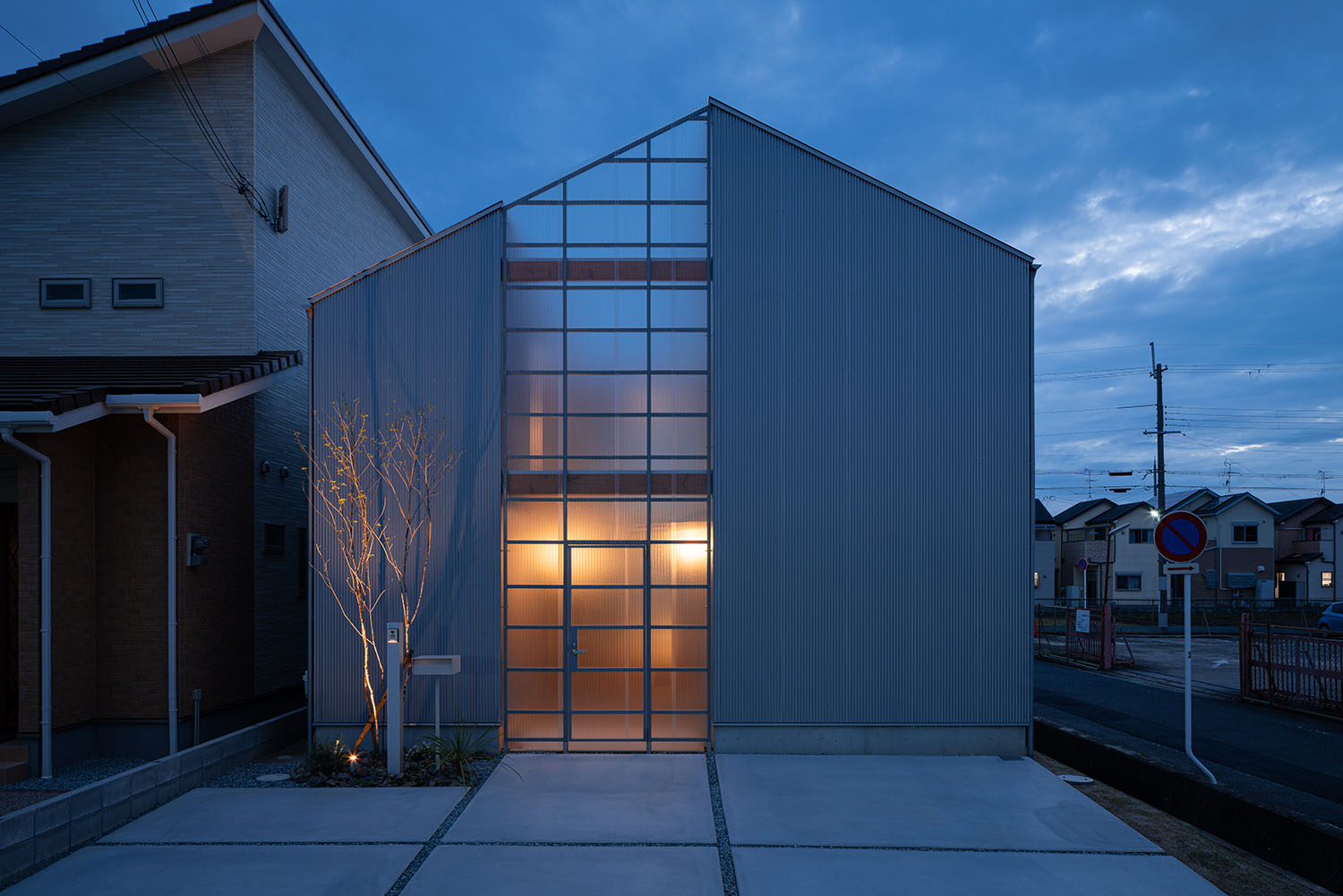 注文住宅・外観・中庭のある家・シルバー・ガルバリウム鋼板 注文住宅・デザイン住宅建築実例_『CASE724 橿原の家』_外観