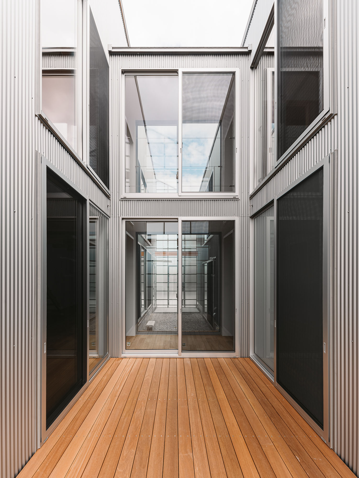 注文住宅・中庭・ウッドデッキ・砂利・二棟分棟 注文住宅・デザイン住宅建築実例_『CASE724 橿原の家』_中庭