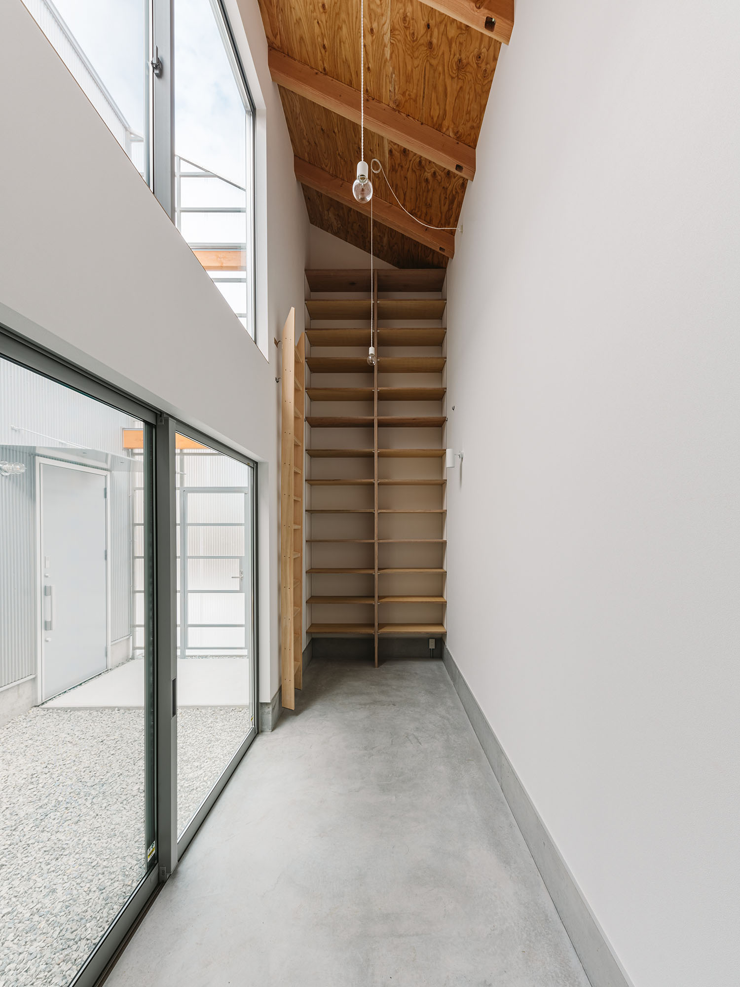 注文住宅・玄関・モルタル・壁面収納・シューズボックス 注文住宅・デザイン住宅建築実例_『CASE724 橿原の家』_玄関