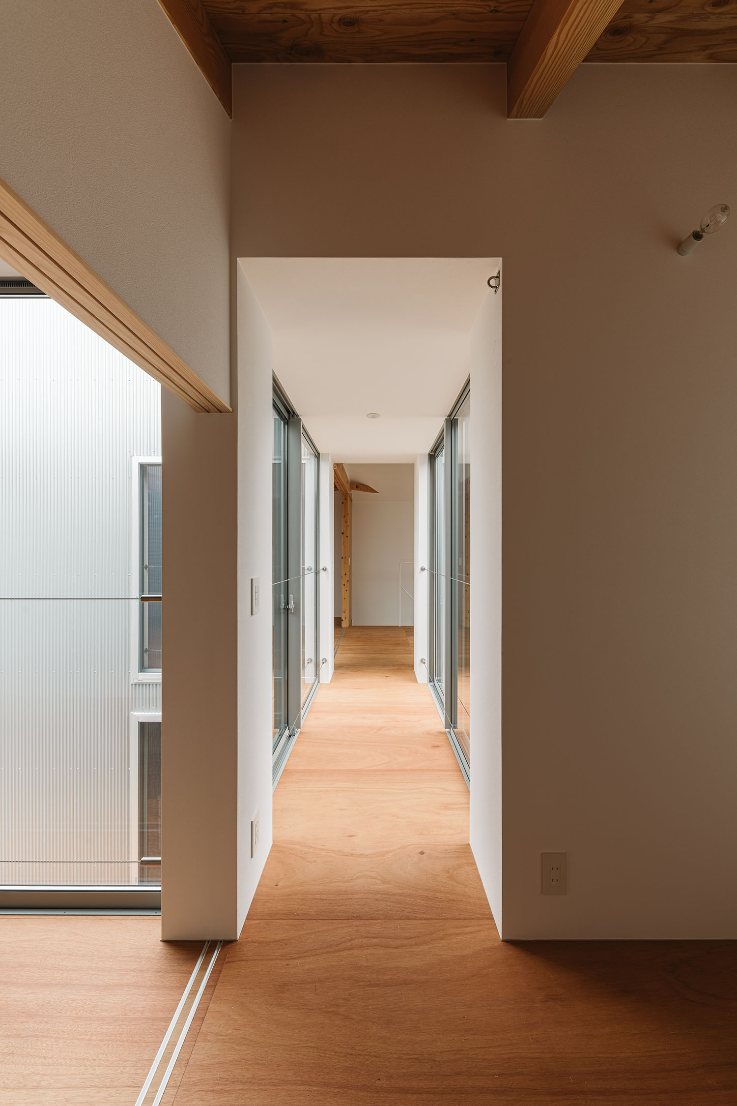 注文住宅・木のぬくもり・渡り廊下・二棟分棟 注文住宅・デザイン住宅建築実例_『CASE724 橿原の家』_廊下