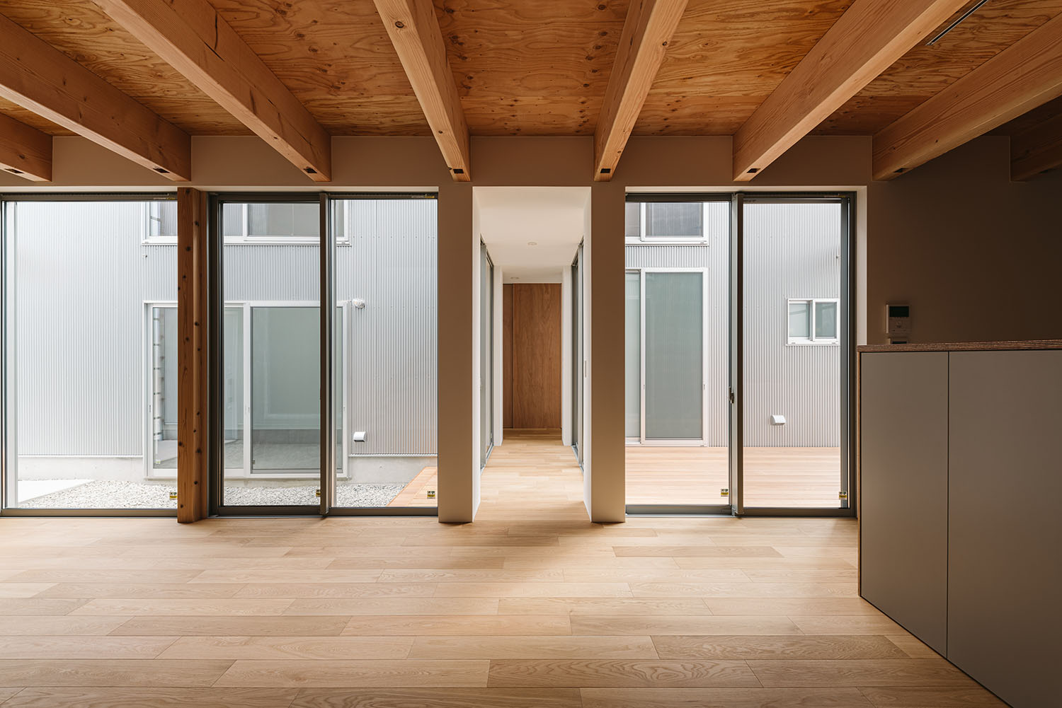 注文住宅・LDK・大きな窓のある・中庭とつながる・木のぬくもり 注文住宅・デザイン住宅建築実例_『CASE724 橿原の家』_LDK