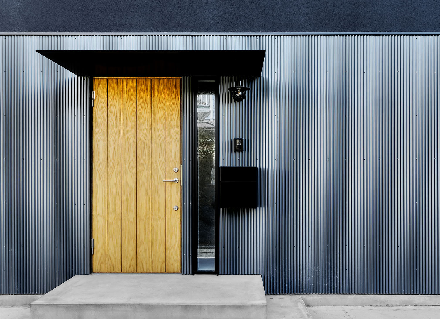 注文住宅・外観・玄関扉・木製・ガルバリウム・庇 注文住宅・デザイン住宅建築実例_『CASE725 間隙・三層の家』_外観