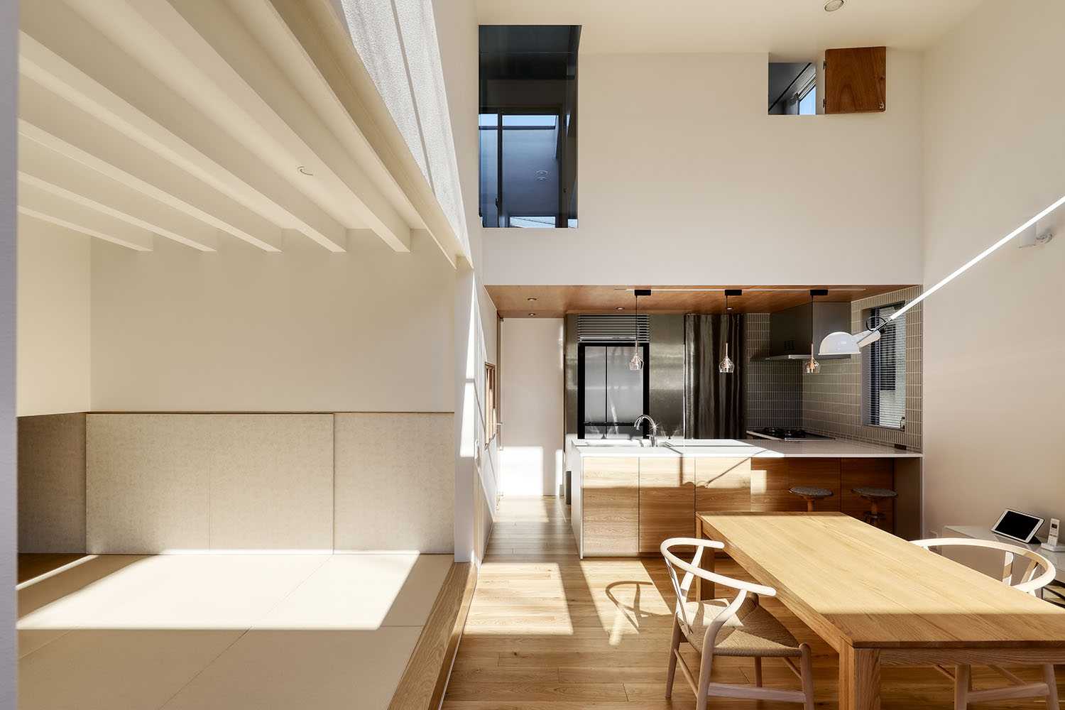 注文住宅・LDK・和室とつながる・吹き抜け・ナチュラル 注文住宅・デザイン住宅建築実例_『CASE725 間隙・三層の家』_LDK