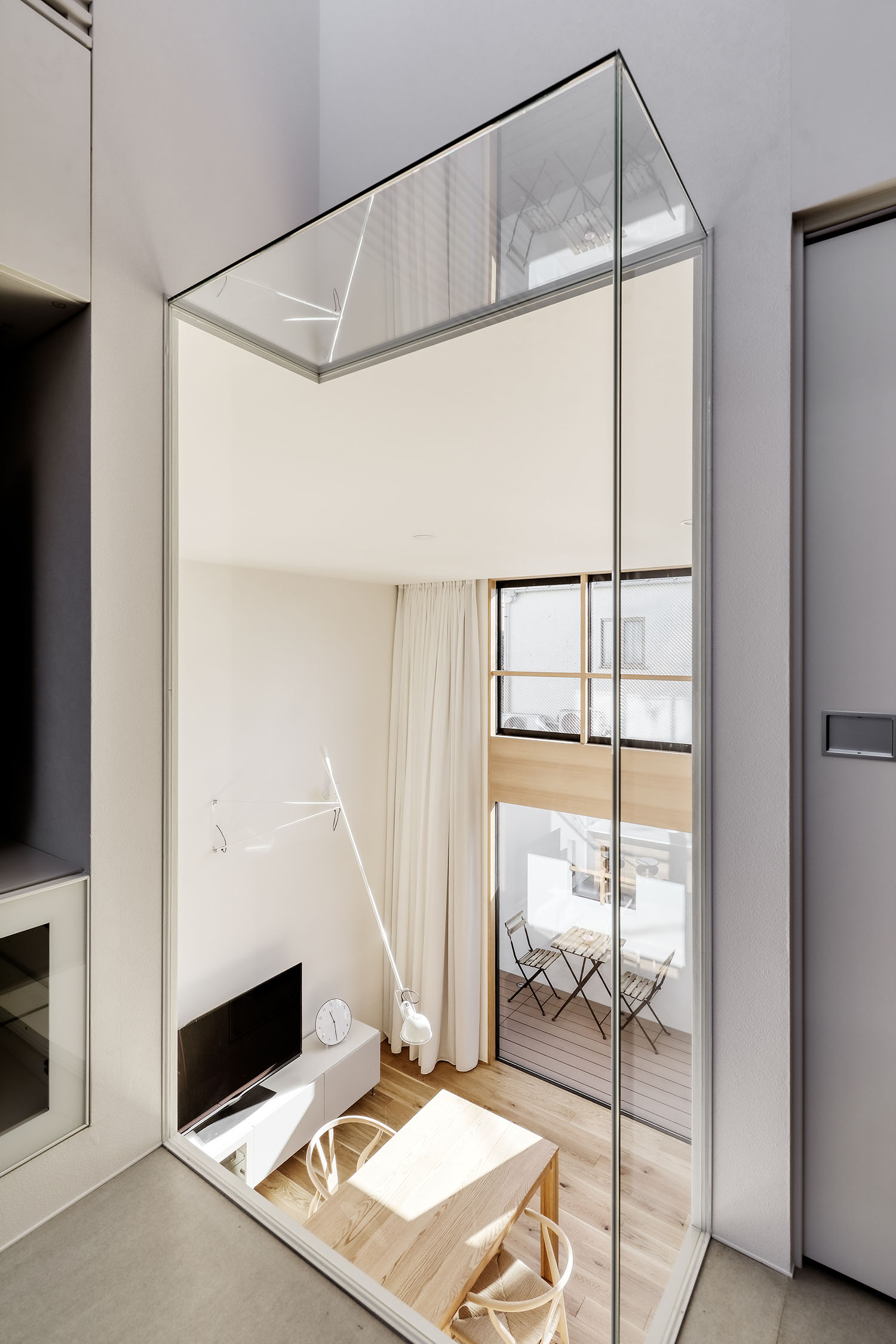 注文住宅・LDK・吹き抜け・ガラス・スキップフロア 注文住宅・デザイン住宅建築実例_『CASE725 間隙・三層の家』_LDK