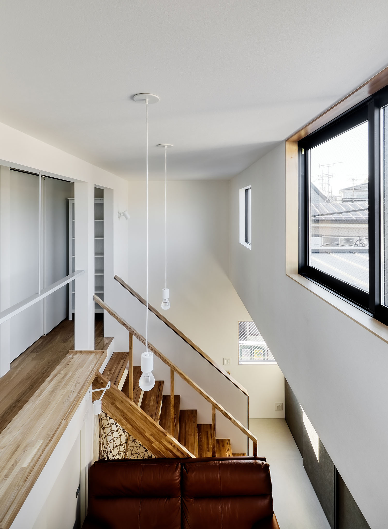 注文住宅・スキップフロア・吹き抜け・ワークスペース 注文住宅・デザイン住宅建築実例_『CASE725 間隙・三層の家』_LDK