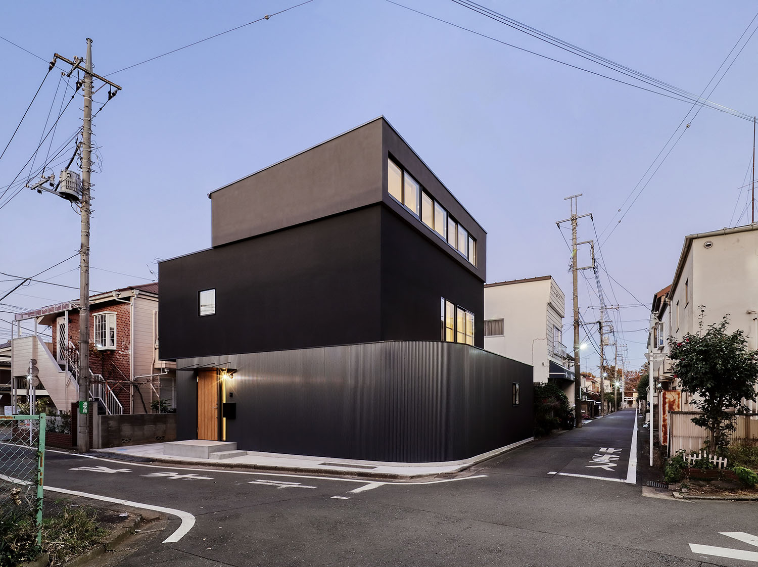 注文住宅・外観・黒を基調とした・個性的な外観・ガルバリウム 注文住宅・デザイン住宅建築実例_『CASE725 間隙・三層の家』_外観