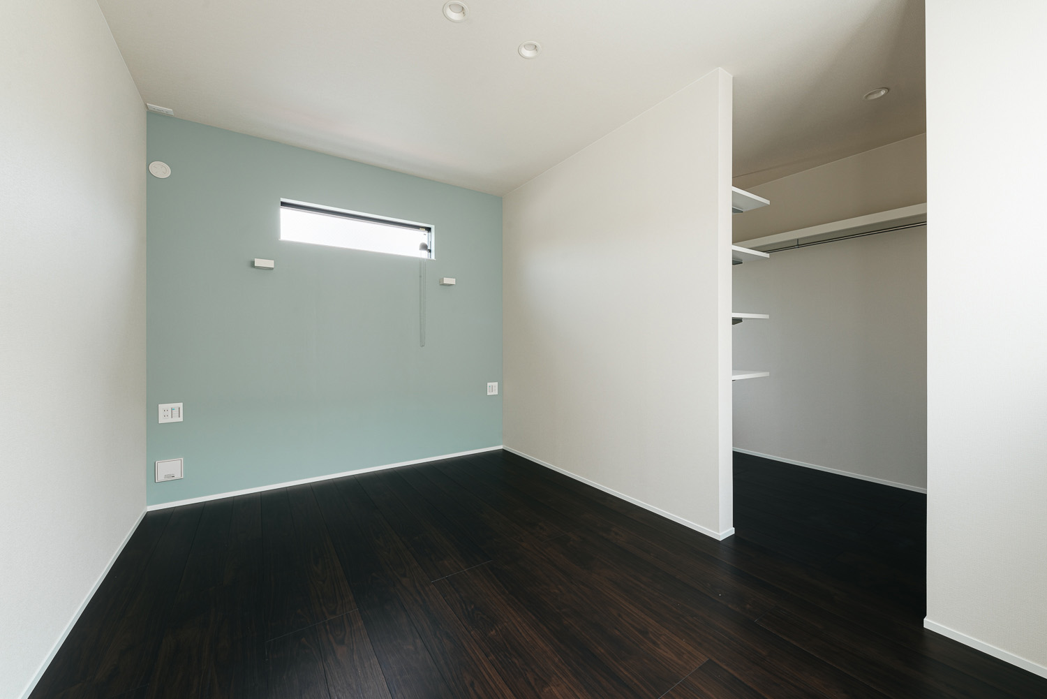 注文住宅・寝室・ウォークインクローゼット・アクセントクロス・スリット窓 注文住宅・デザイン住宅建築実例_『CASE726 格子戸の家』_寝室