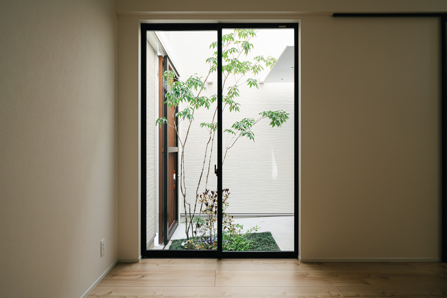 注文住宅・中庭のある家・LDK・シンボルツリー 注文住宅・デザイン住宅建築実例_『CASE726 格子戸の家』_中庭