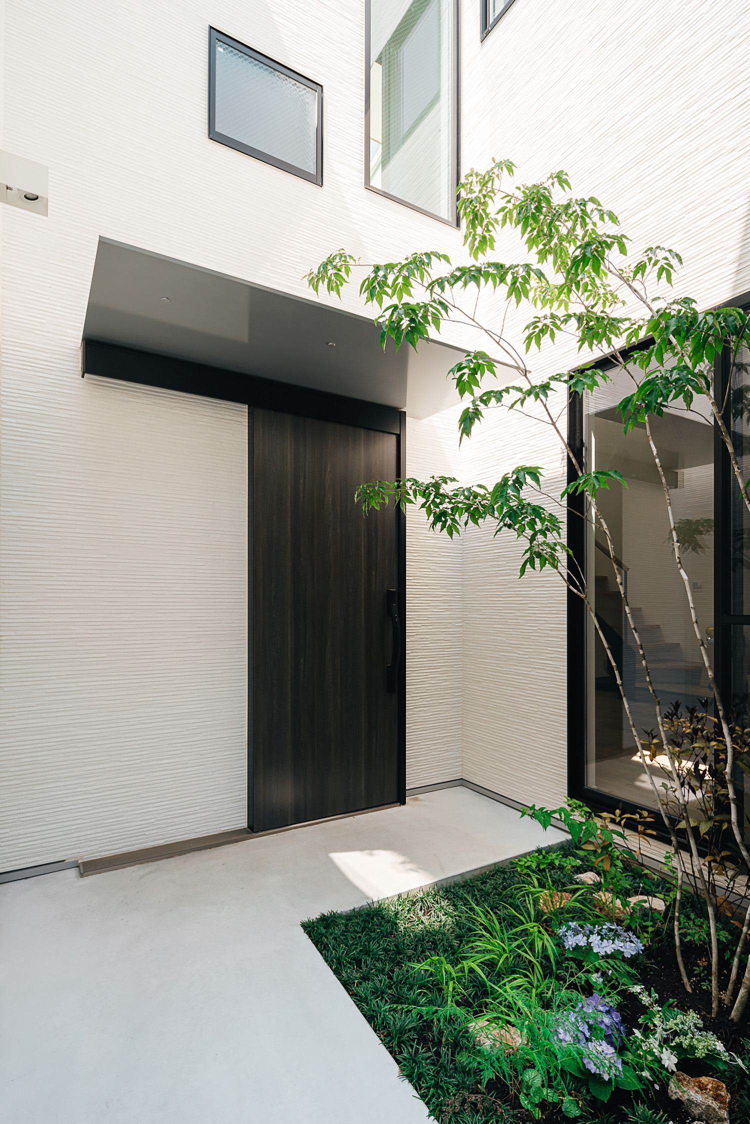 注文住宅・外観・玄関扉・引き戸・中庭 注文住宅・デザイン住宅建築実例_『CASE726 格子戸の家』_外観