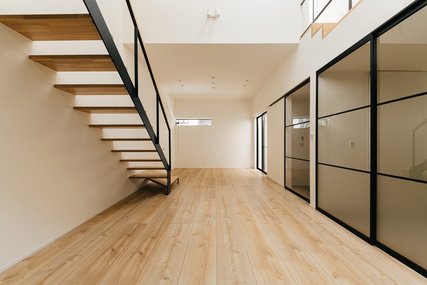 注文住宅・LDK・リビングイン階段・ガラス扉・白を基調とした 注文住宅・デザイン住宅建築実例_『CASE726 格子戸の家』_LDK