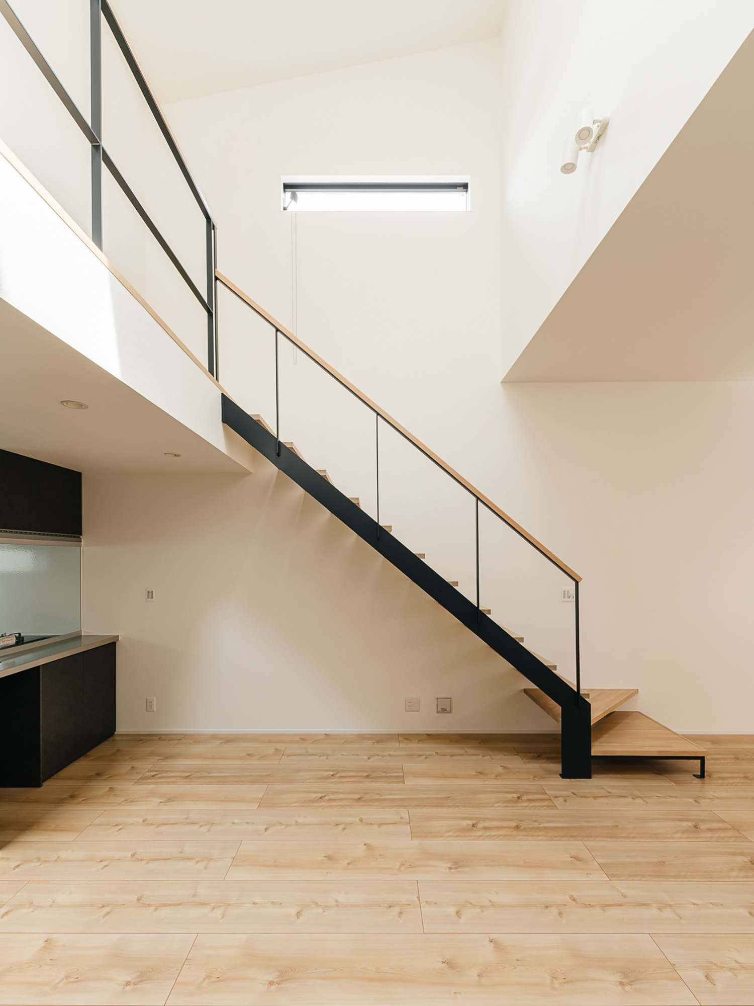 注文住宅・LDK・リビングイン階段・スケルトン階段・フローリングとつながる 注文住宅・デザイン住宅建築実例_『CASE726 格子戸の家』_LDK