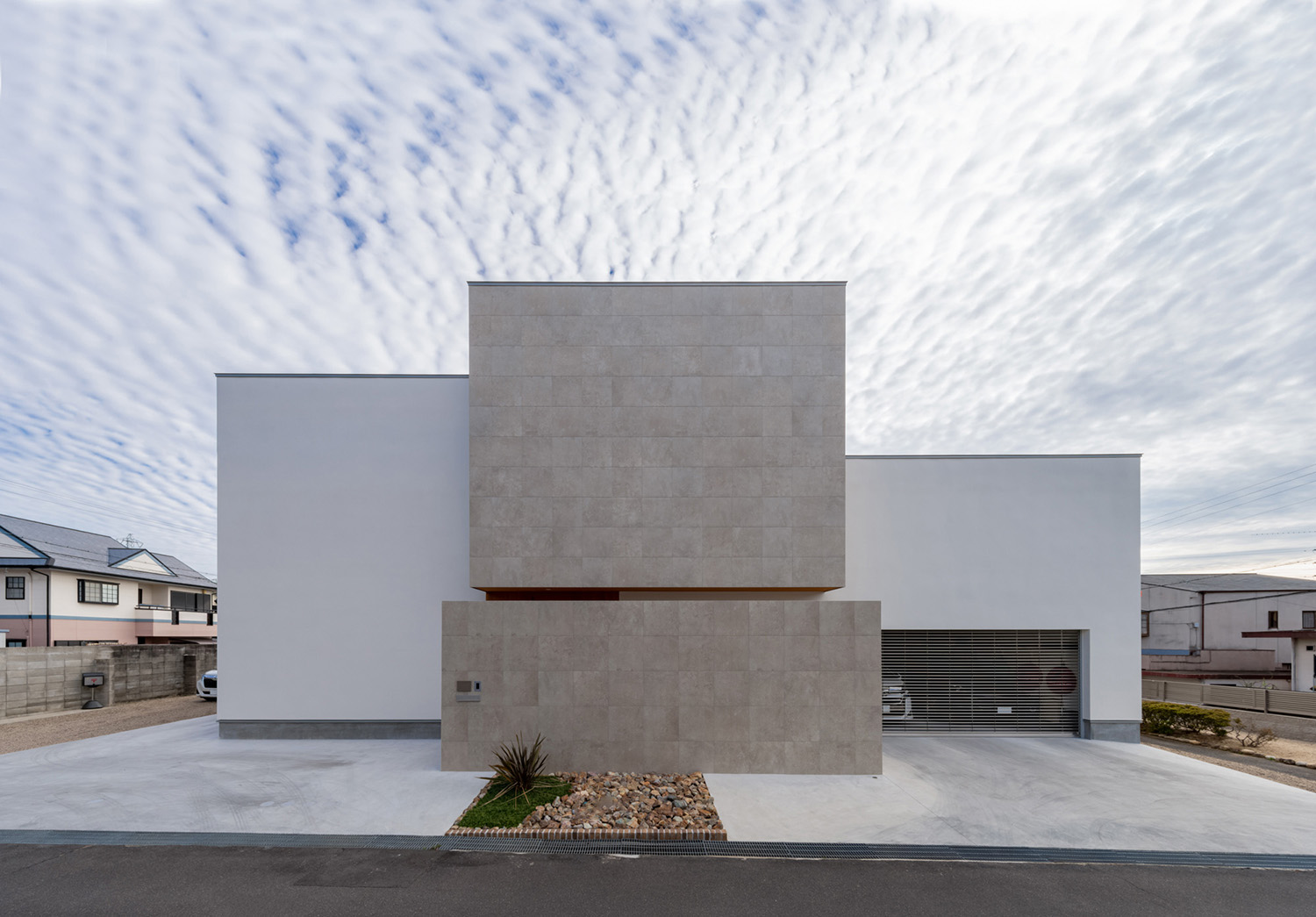 グリルシャッターにより開放感のあるビルトインガレージ