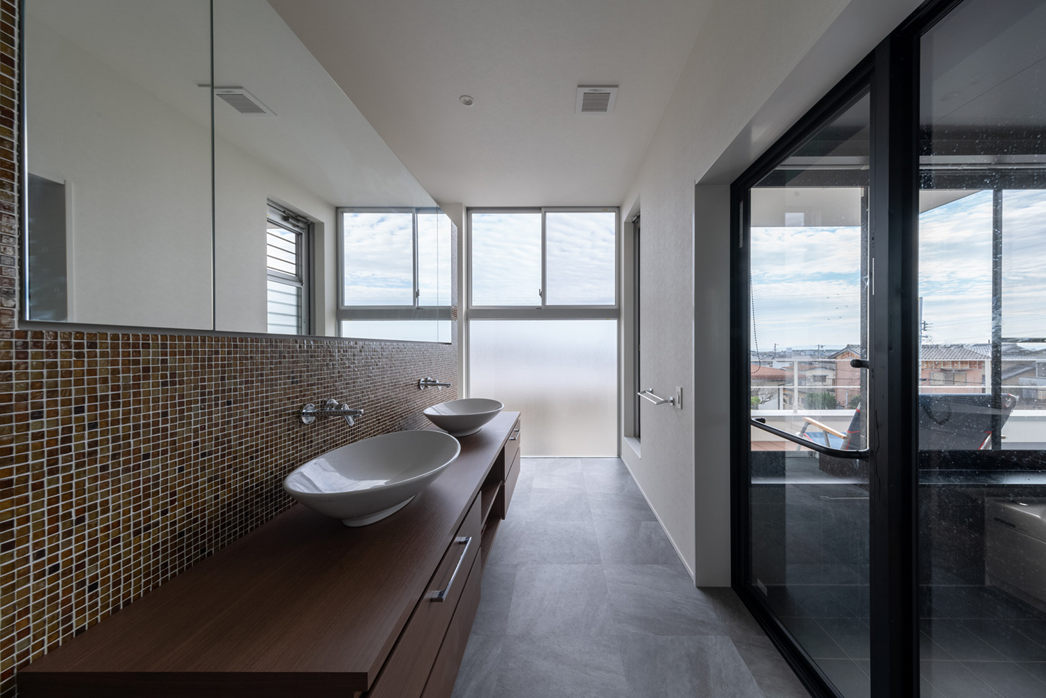 注文住宅・ランドリールーム・収納室・白を基調とした 注文住宅・デザイン住宅建築実例_『CASE728 My Style Home』_廊下