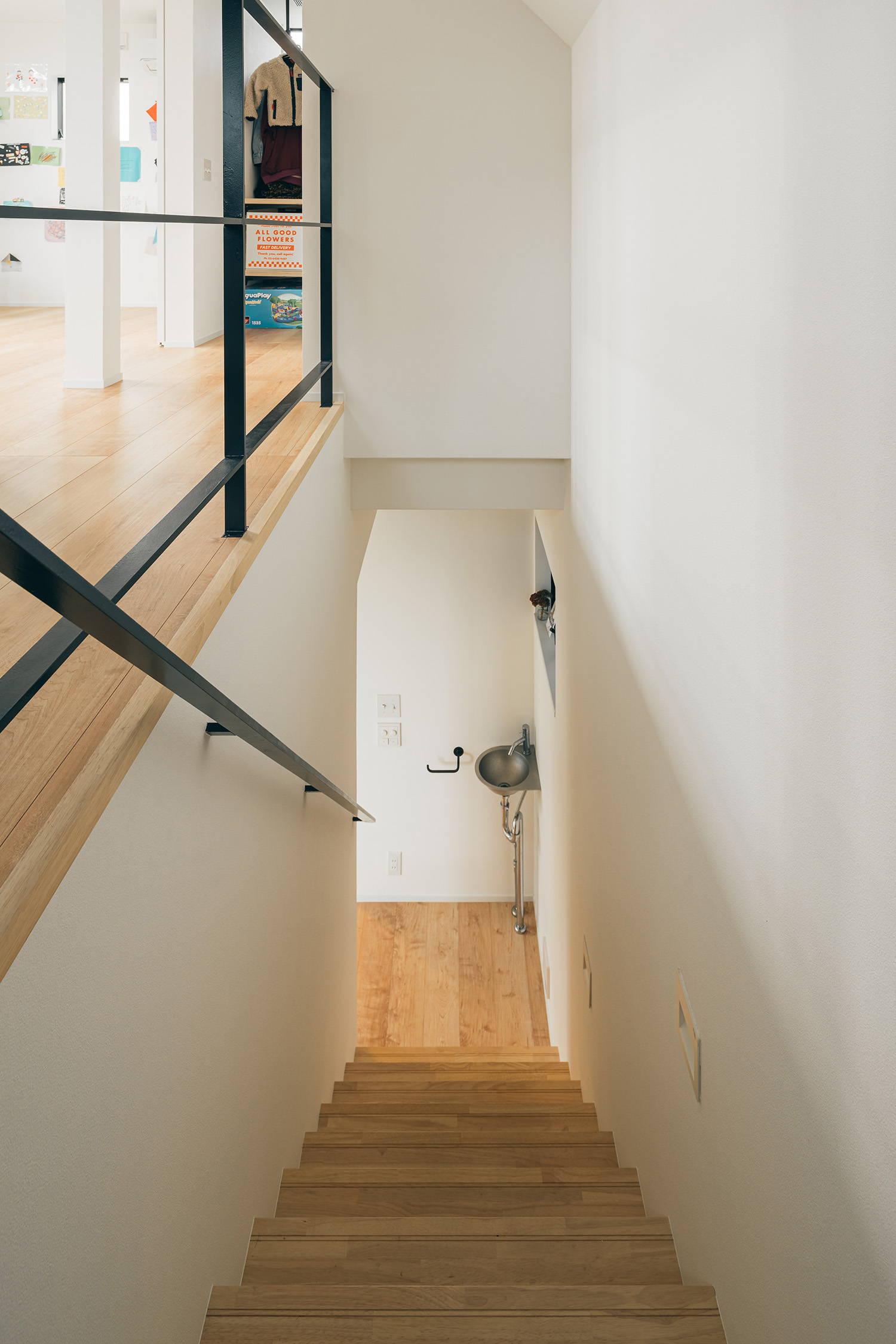 注文住宅・箱型階段・手洗いカウンター・木製・アイアンの手すり・フットライト 注文住宅・デザイン住宅建築実例_『CASE730 mist』_階段