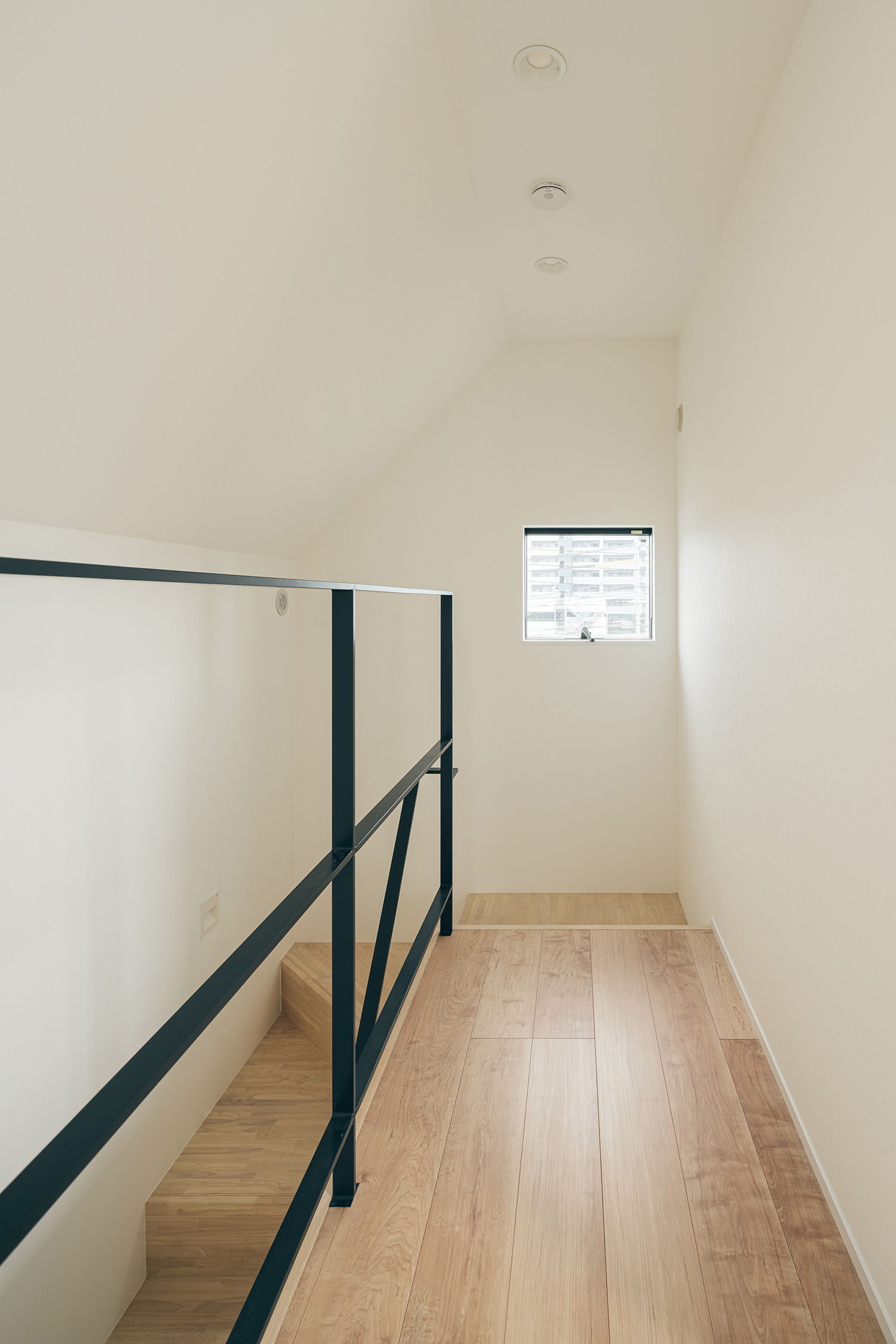 注文住宅・箱型階段・木製・アイアンの手すり・窓のある 注文住宅・デザイン住宅建築実例_『CASE730 mist』_階段