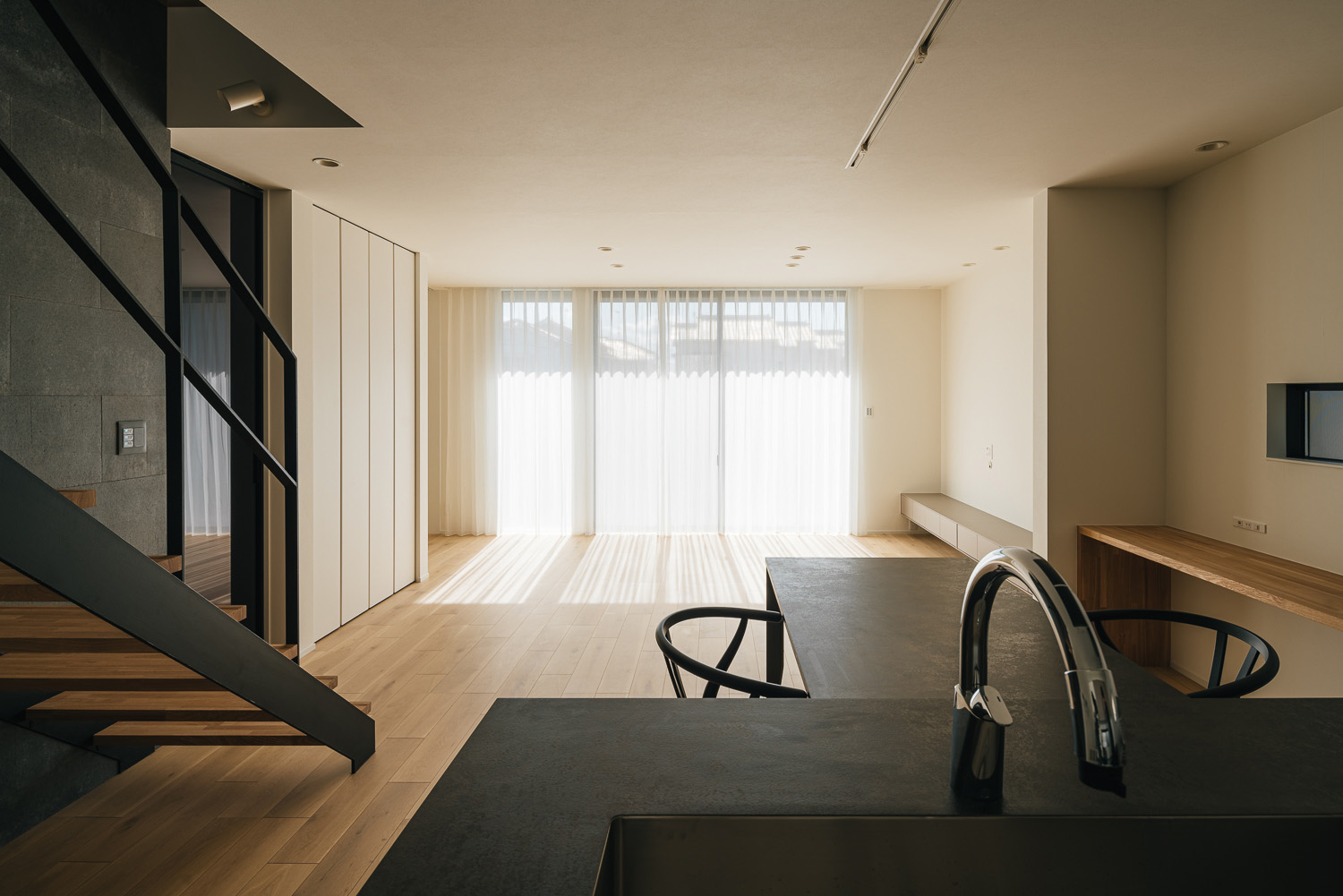 注文住宅・リビング・大きな窓のある・テラスとつながる・白を基調とした 注文住宅・デザイン住宅建築実例_『CASE731 あさもやのいえ』_LDK