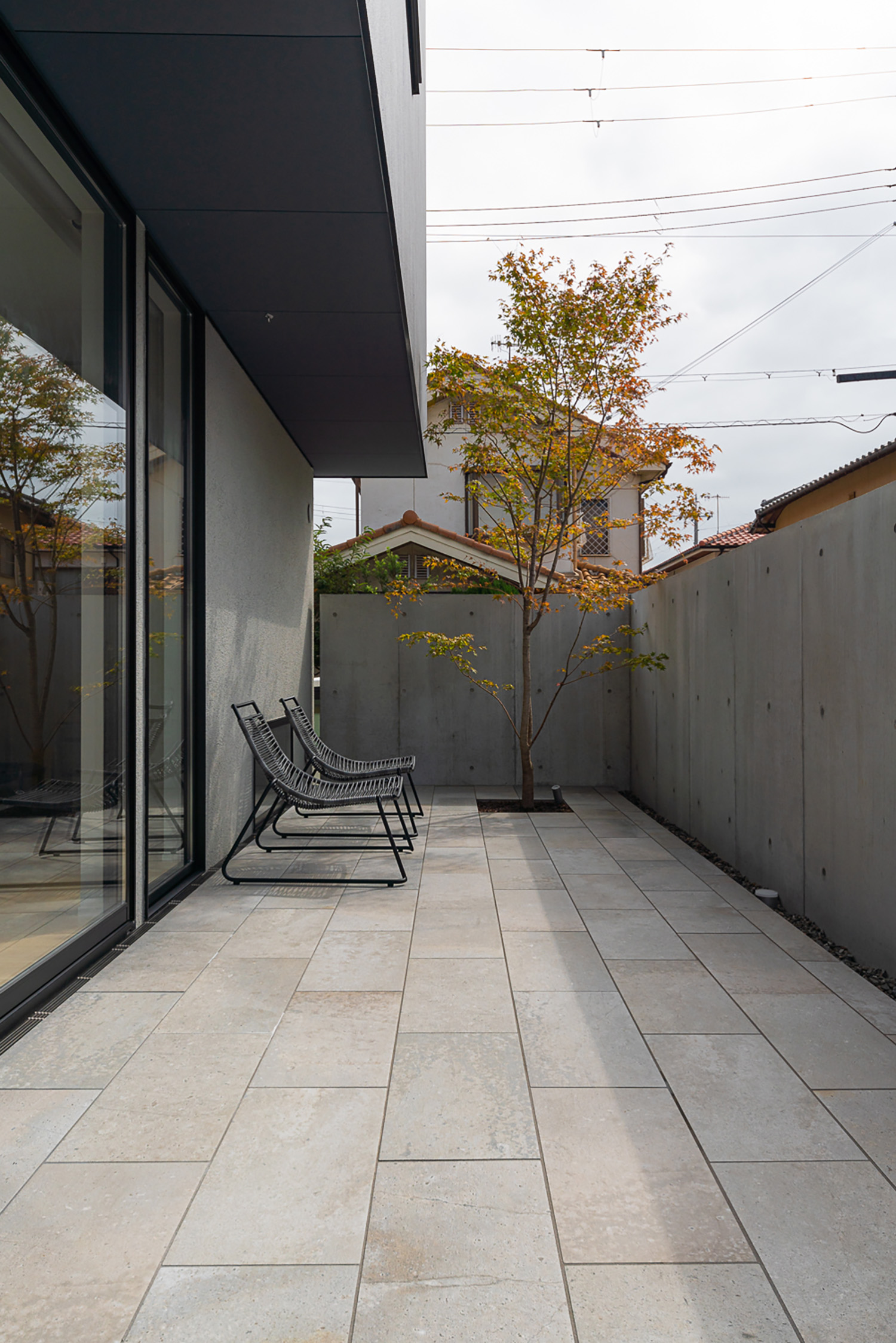 注文住宅・テラス・コンクリートの目隠し・タイルデッキ 注文住宅・デザイン住宅建築実例_『CASE731 あさもやのいえ』_テラス・バルコニー