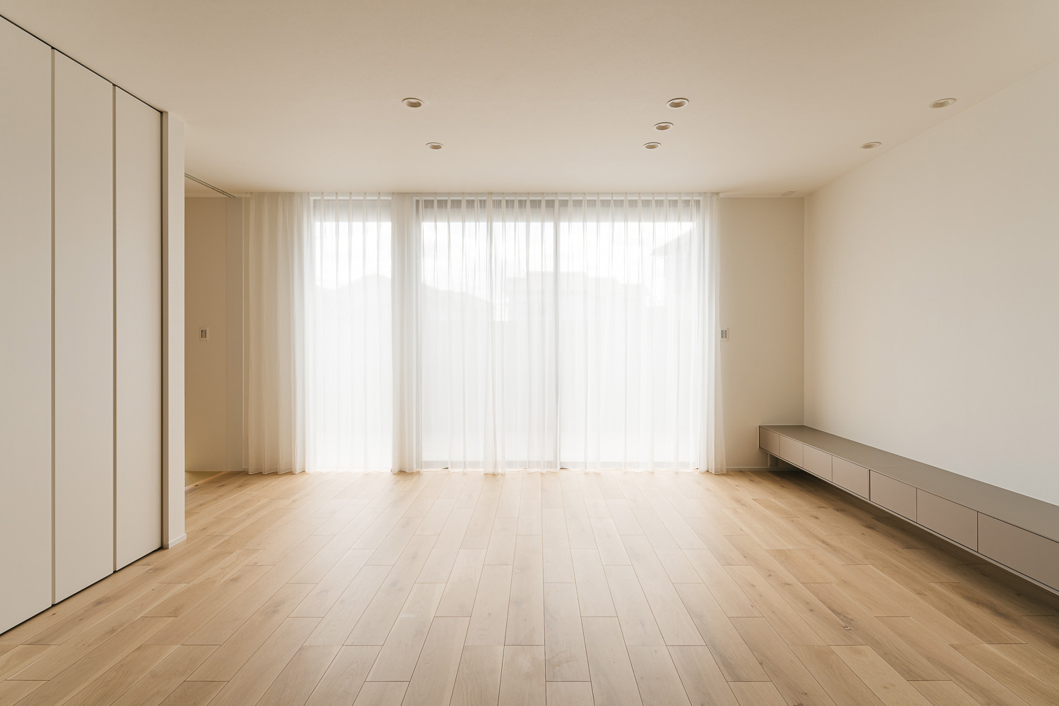 注文住宅・リビング・大きな窓のある・テラスとつながる・白を基調とした 注文住宅・デザイン住宅建築実例_『CASE731 あさもやのいえ』_LDK